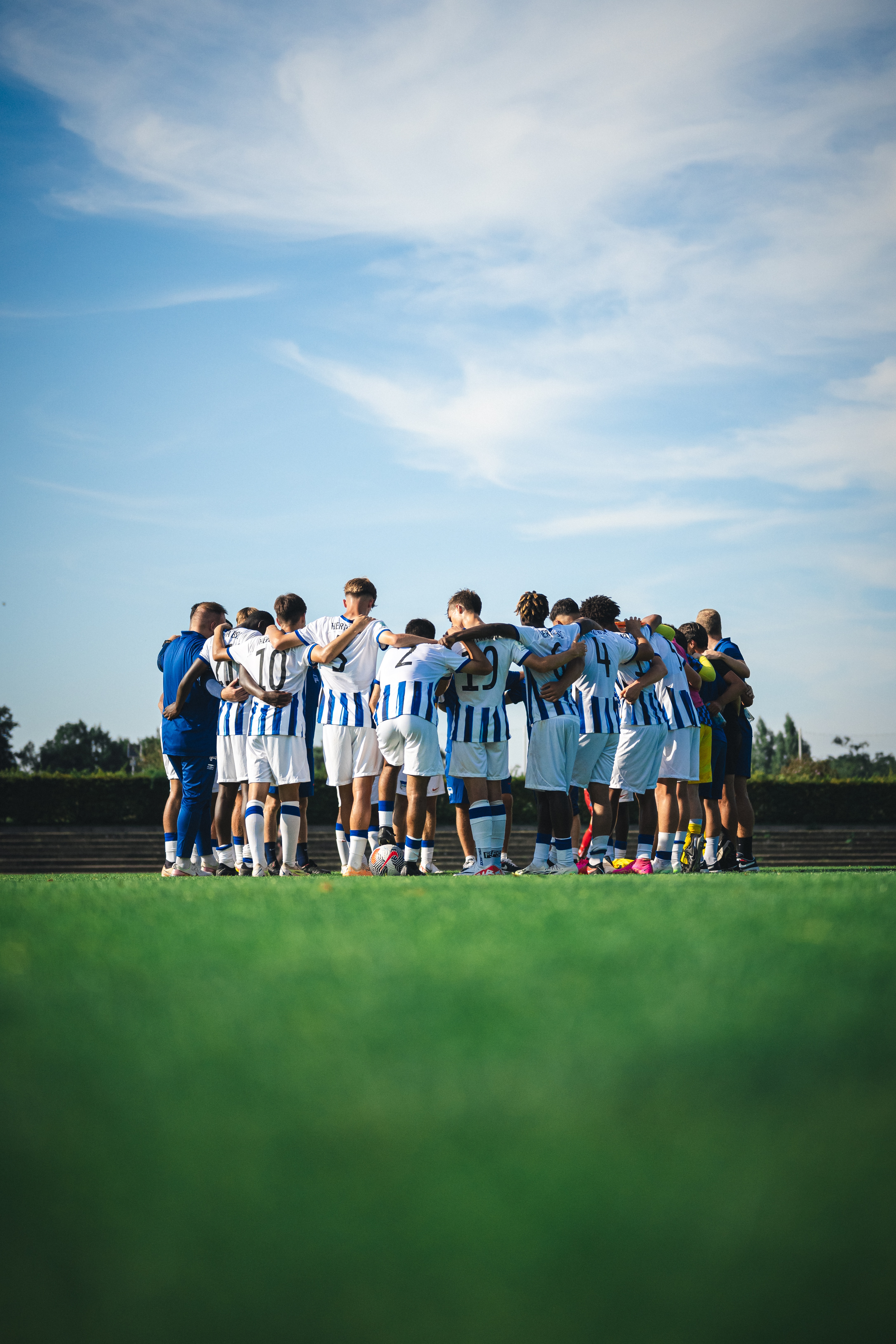 Unsere U17 bildet einen Mannschaftskreis.