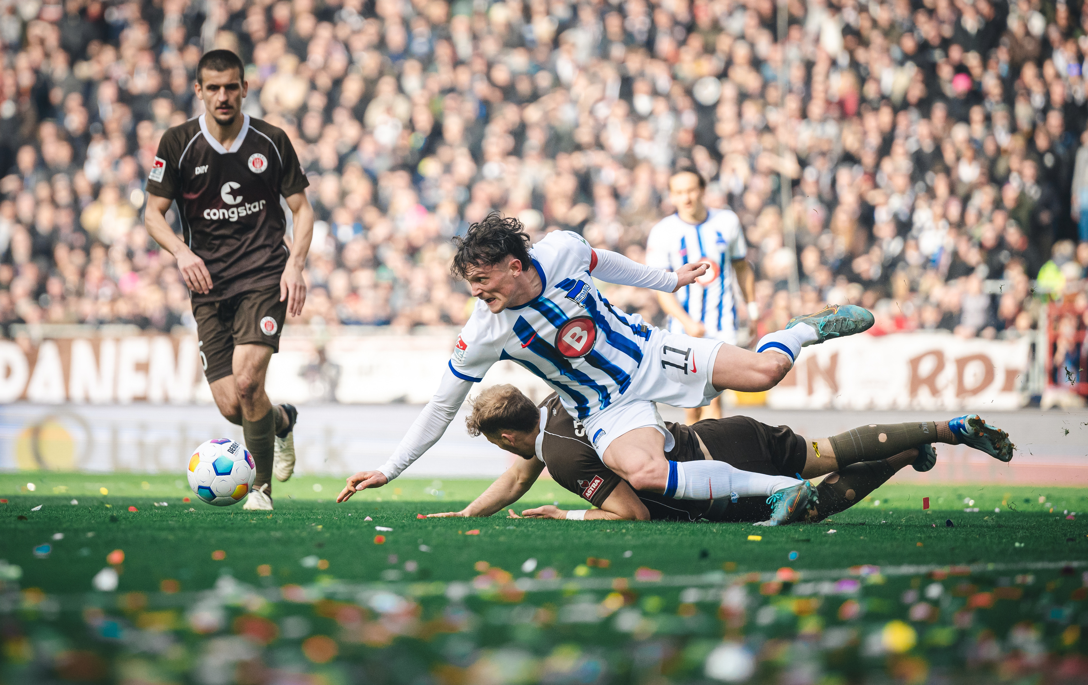 Fabian Reese führt eine Zweikampf im Spiel gegen den FC St. Pauli.