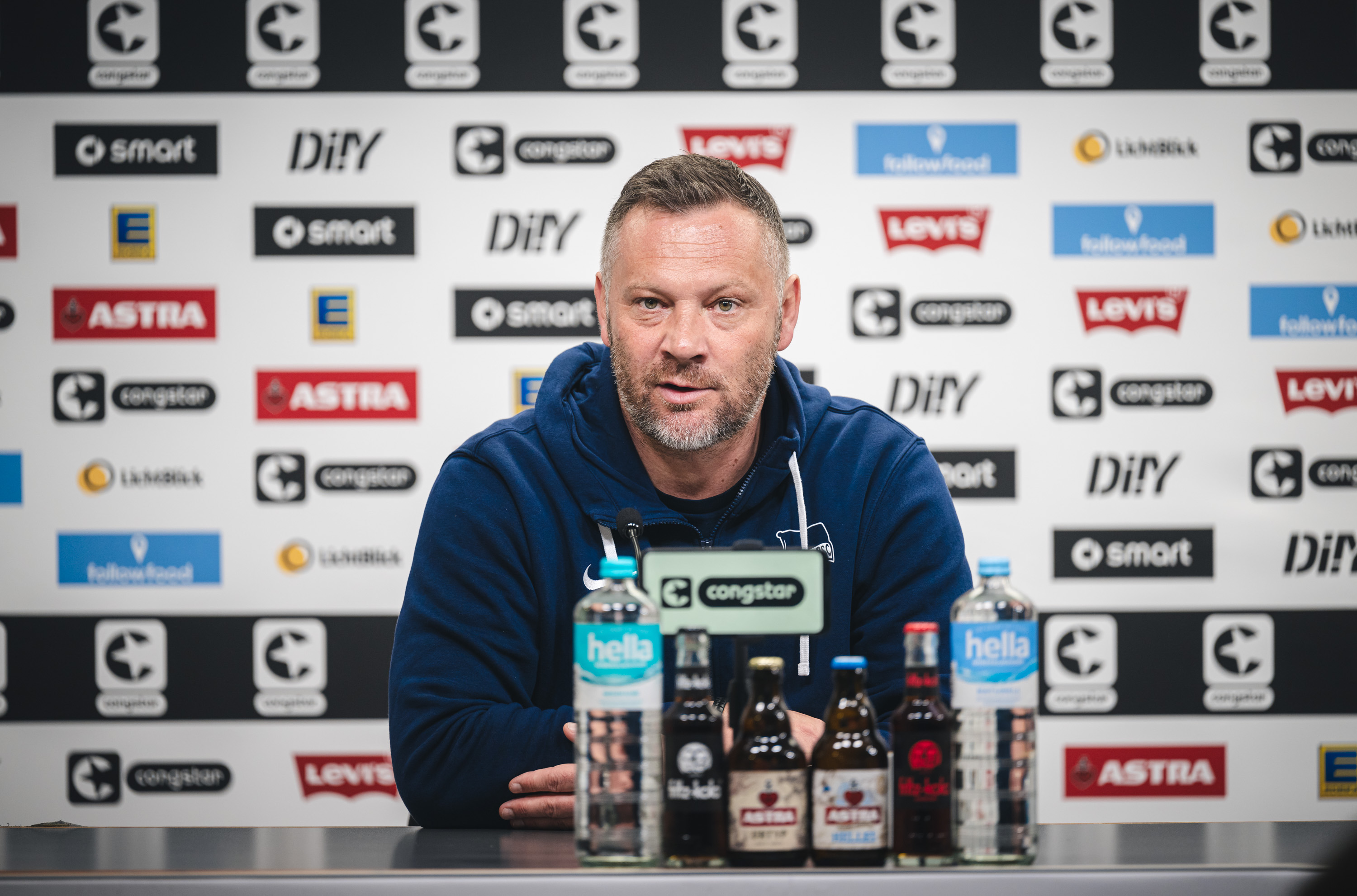 Pál Dárdai bei der Pressekonferenz.