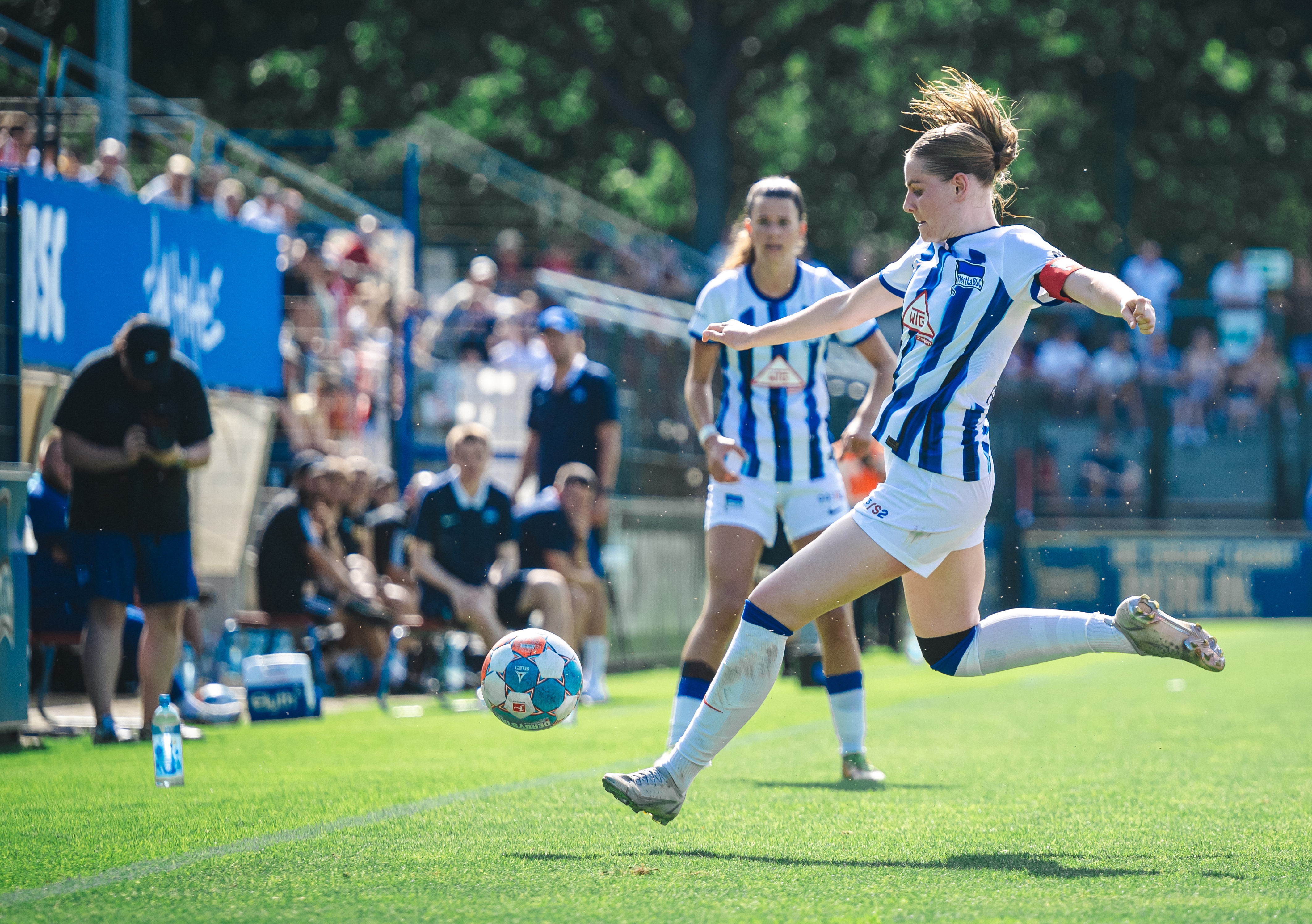 Elina Frieauff schießt einen Ball weg.