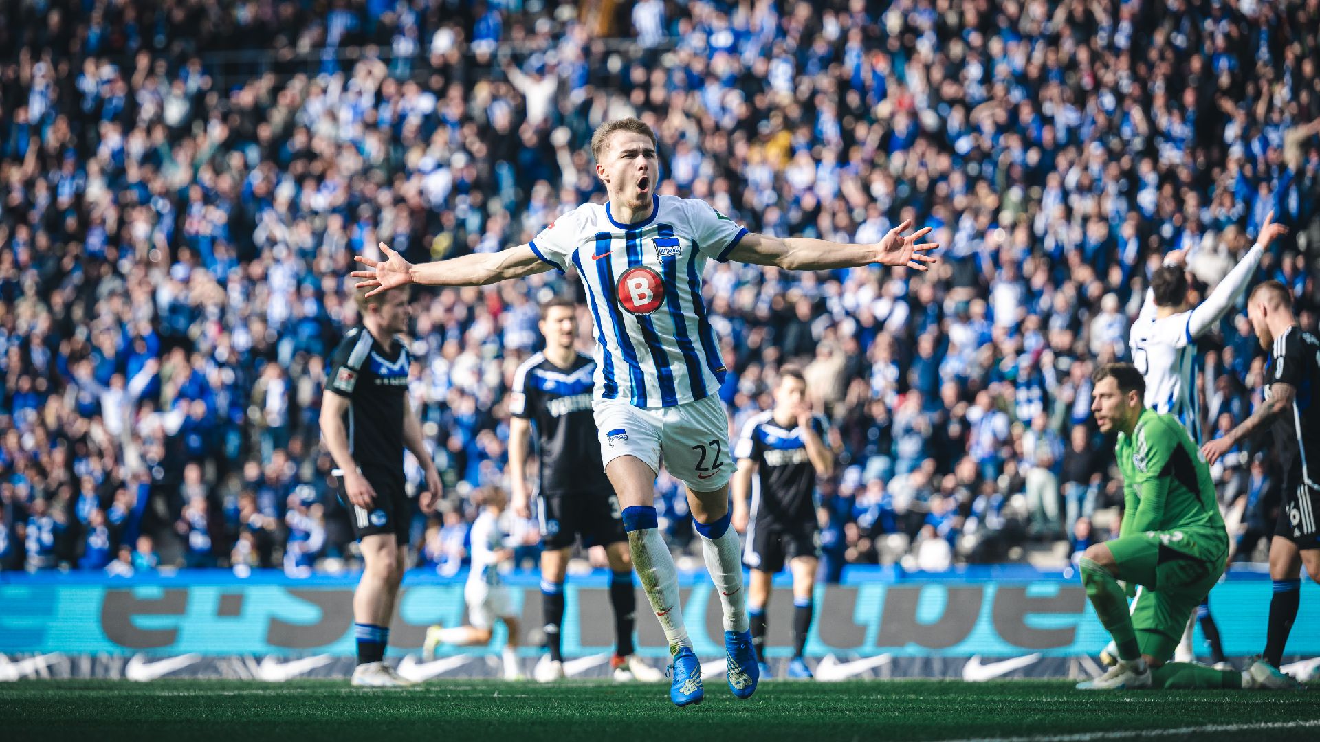 Marten Winkler celebrates his second goal against Schalke.