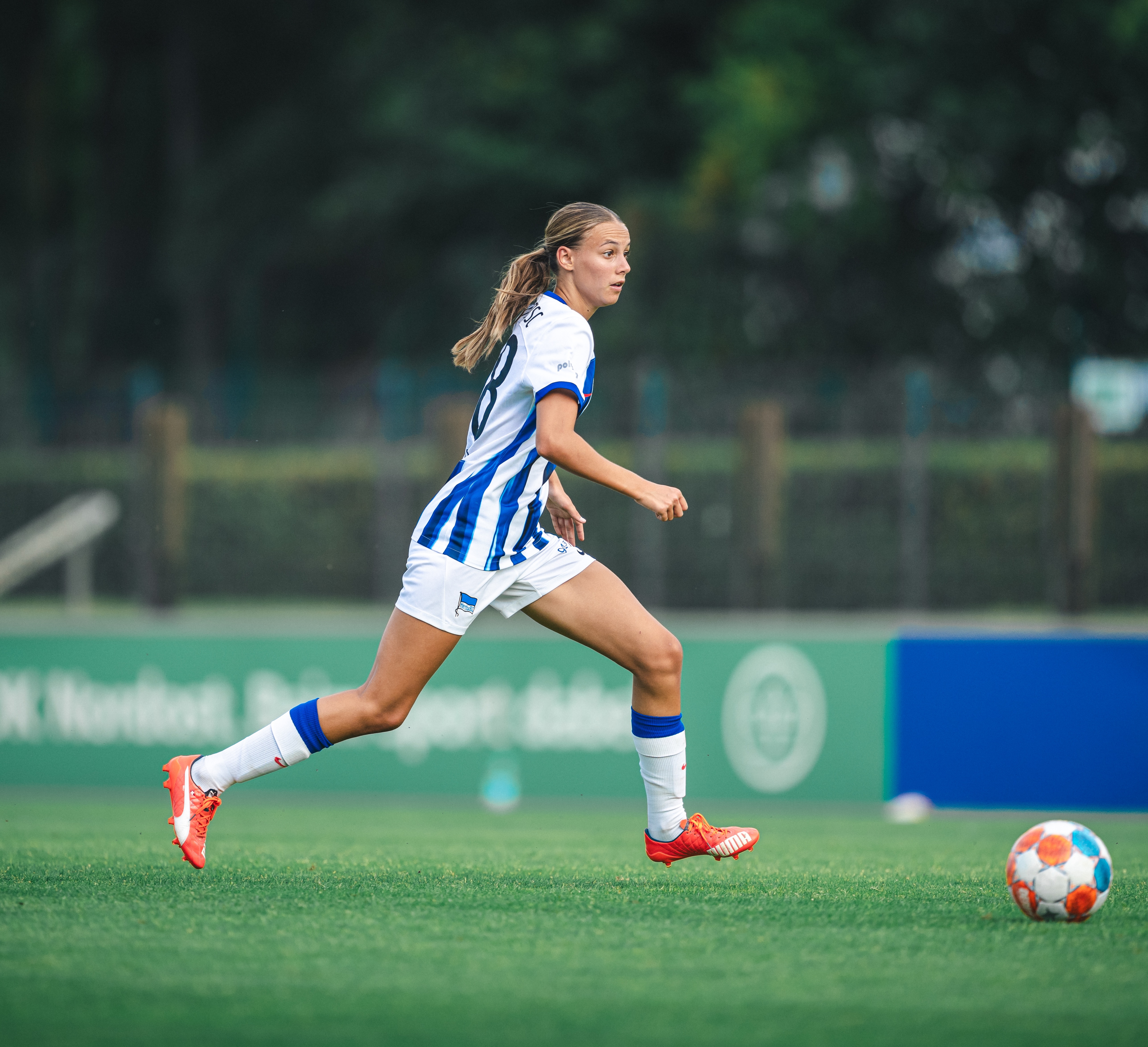 Lotte Reimold am Ball.