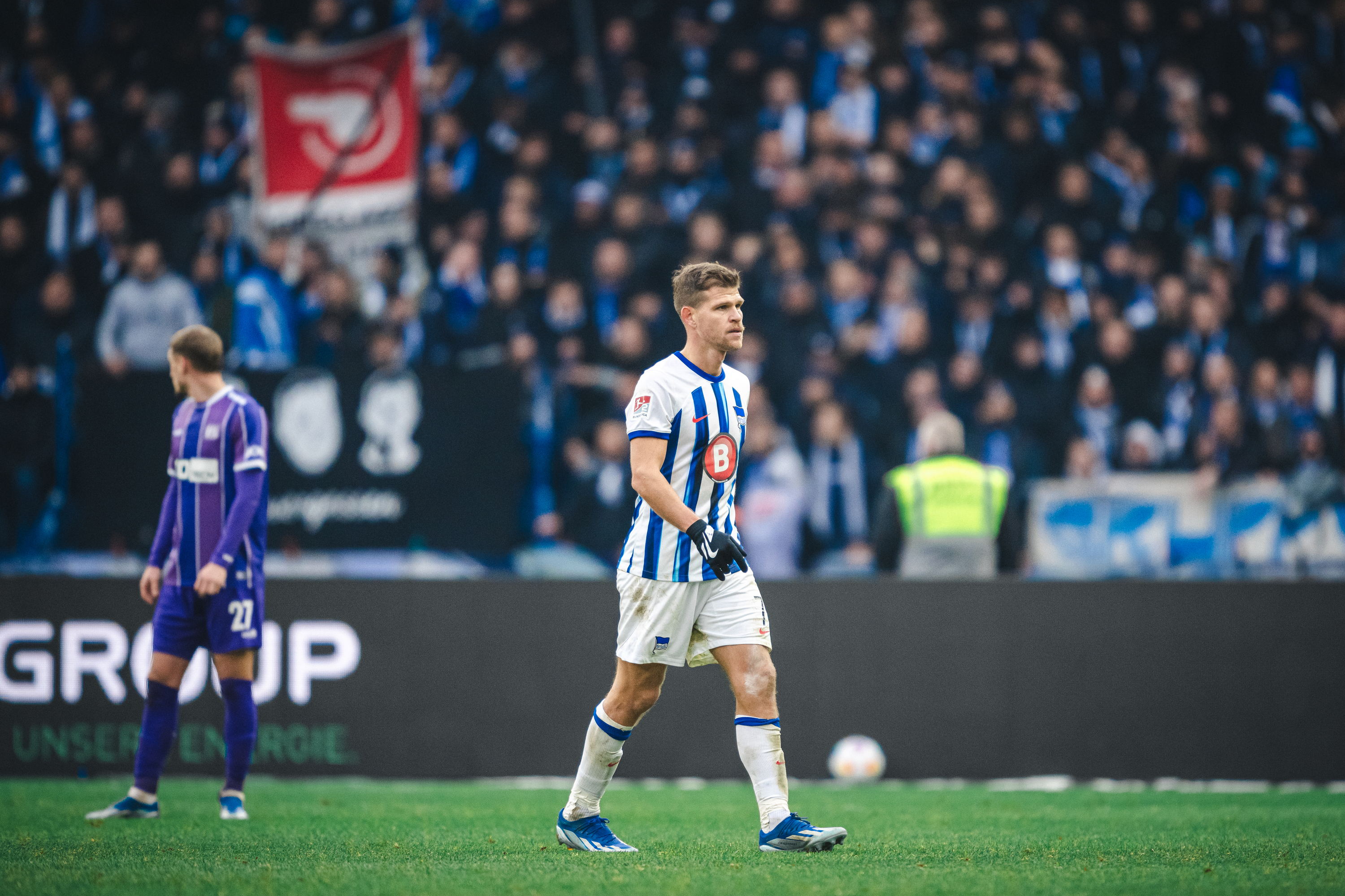 Florian Niederlechner verlässt nach einem Platzverweis das Spielfeld.
