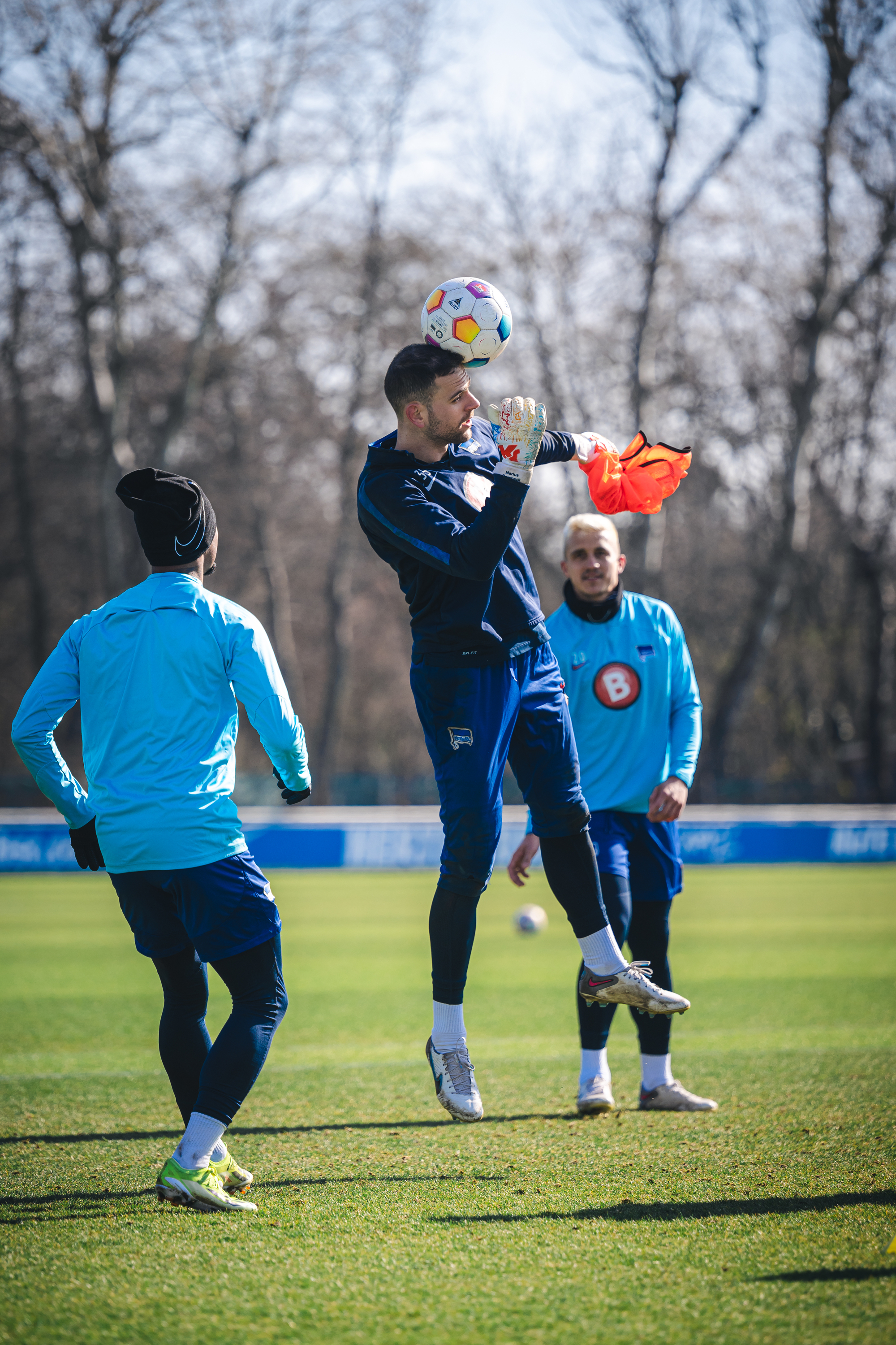 Marius Gersbeck spielt den Ball im Training mit dem Kopf.