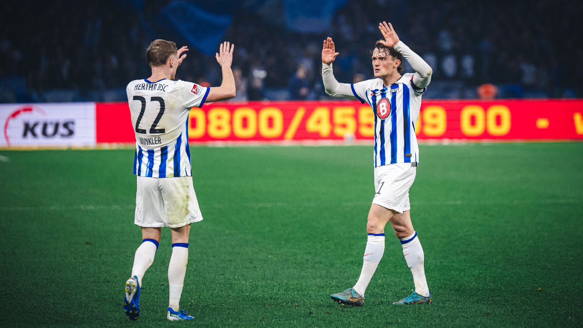 Fabian Reese klatscht mit Marten Winkler ab.