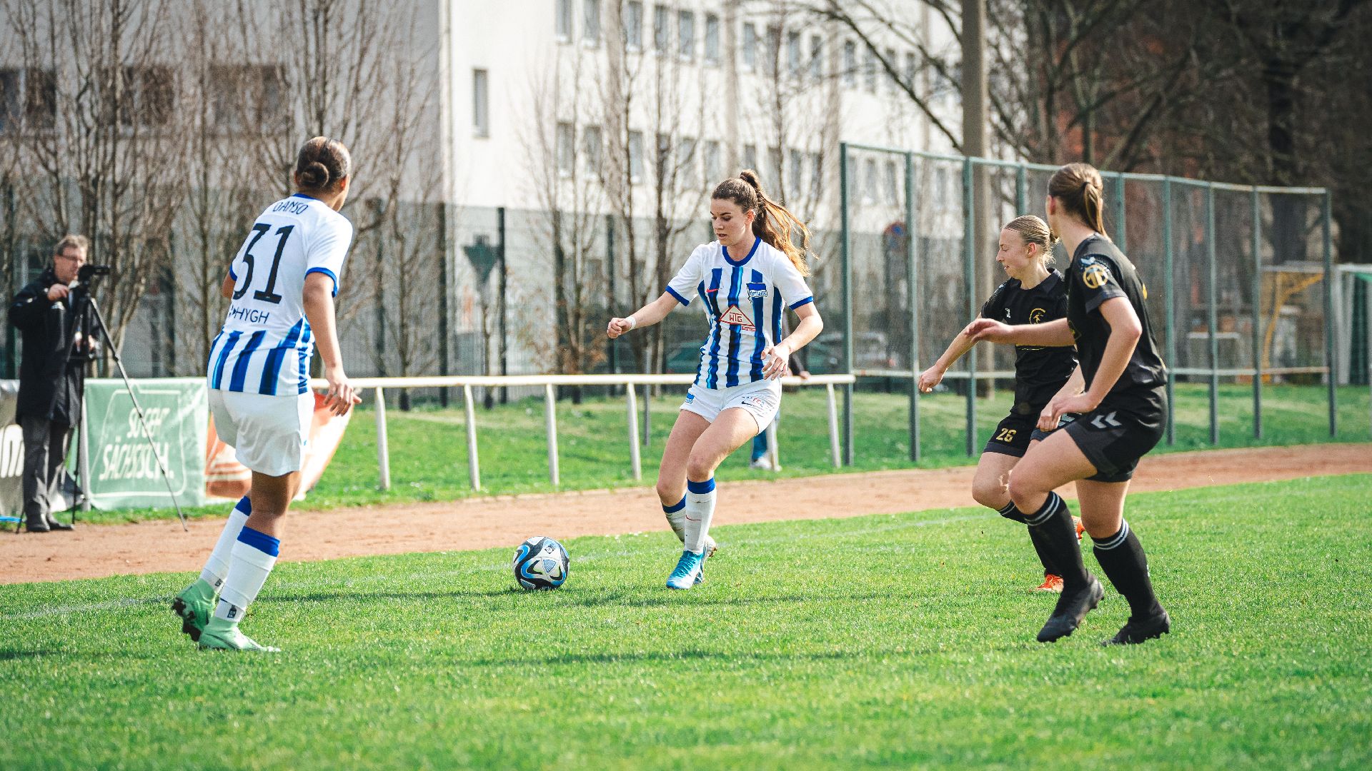 Anouk Westphal im Zweikampf mit einer Dresdner Gegenspielerin.