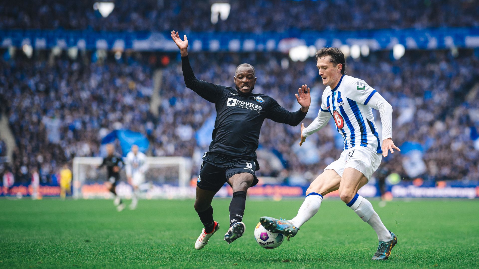 David Kinsombi im Duell mit Fabian Reese.