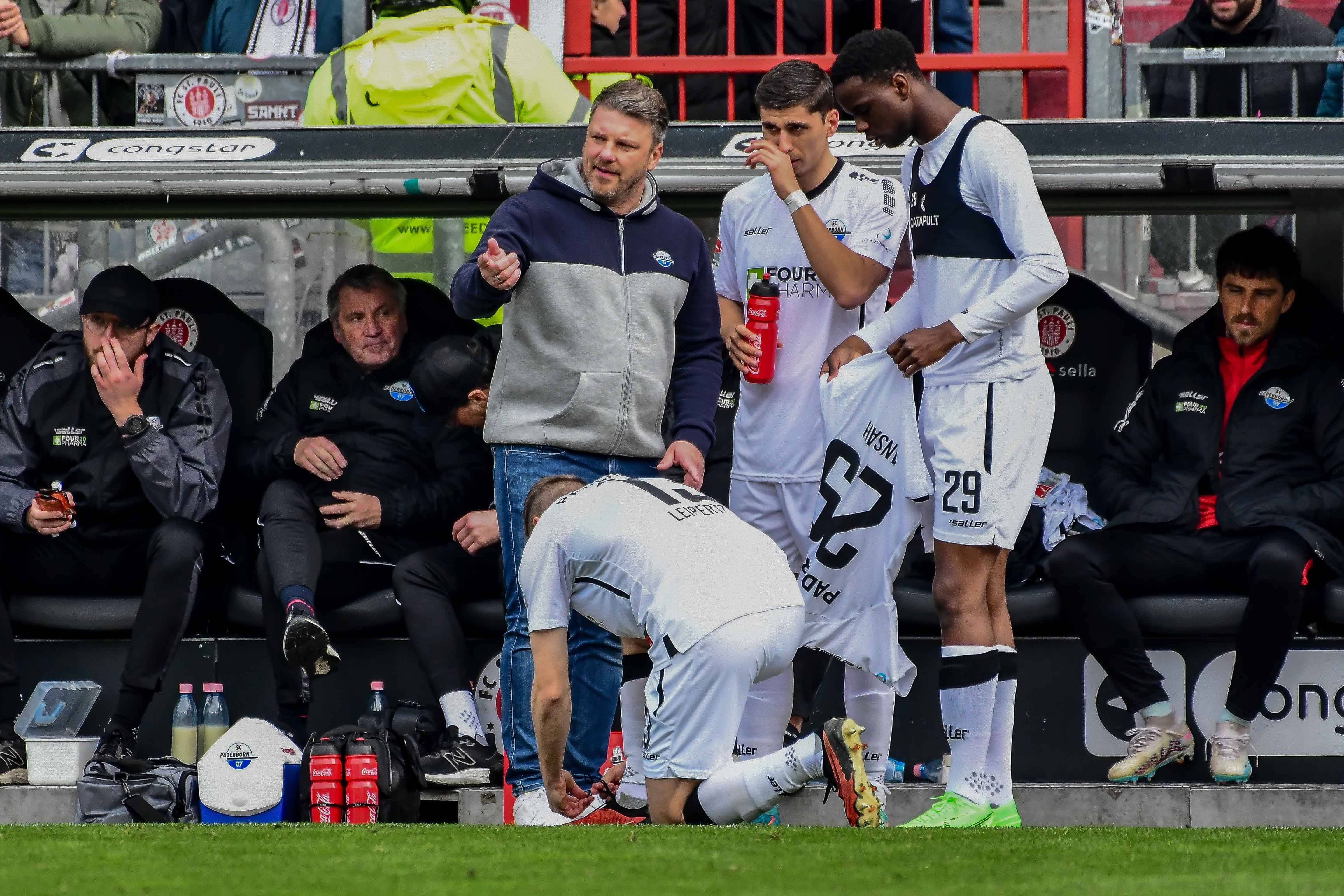 Lukas Kwasniok gibt seinen Spielern eine Anweisung.