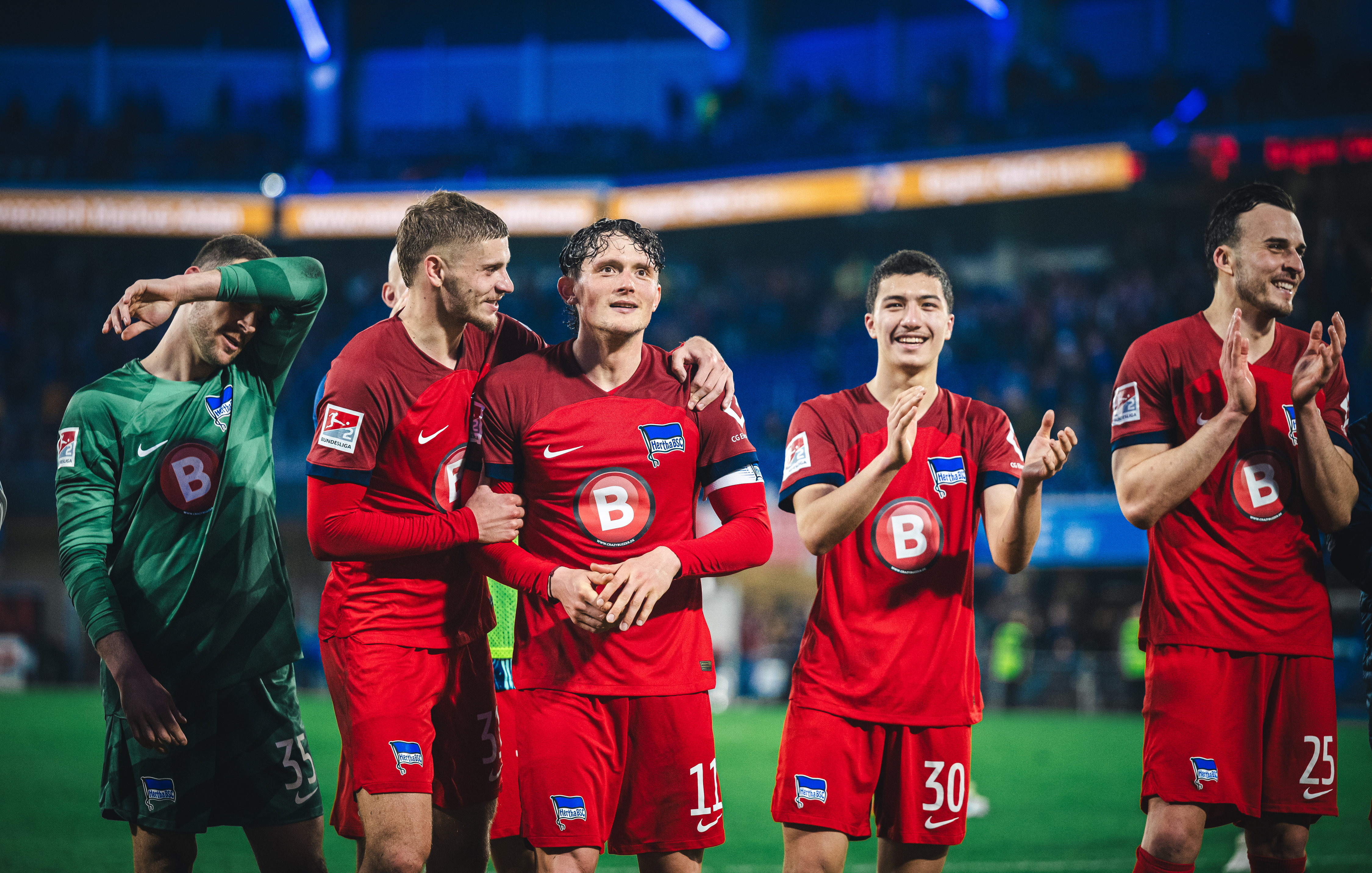 Marius Gersbeck, Márton Dárdai, Fabian Reese, Ibrahim Maza und Haris Tabaković freuen sich über einen Sieg.