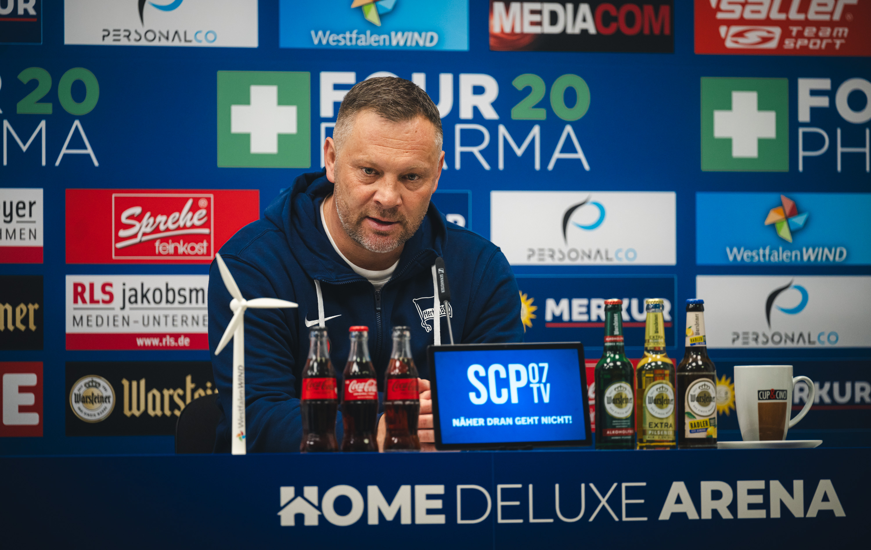 Pál Dárdai auf dem Podium bei der Pressekonferenz.