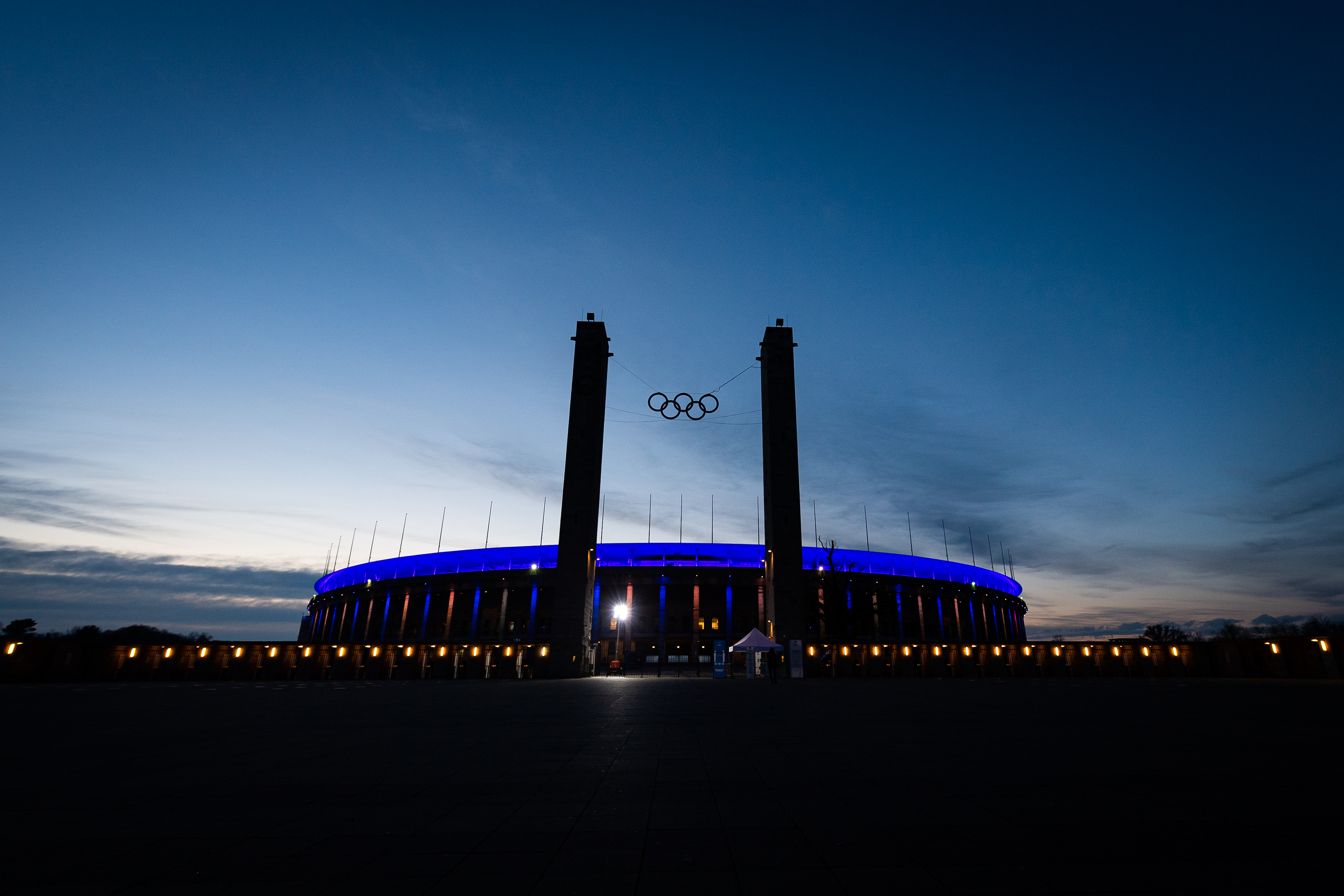 Das Olympiastadion bei Dämmerung.