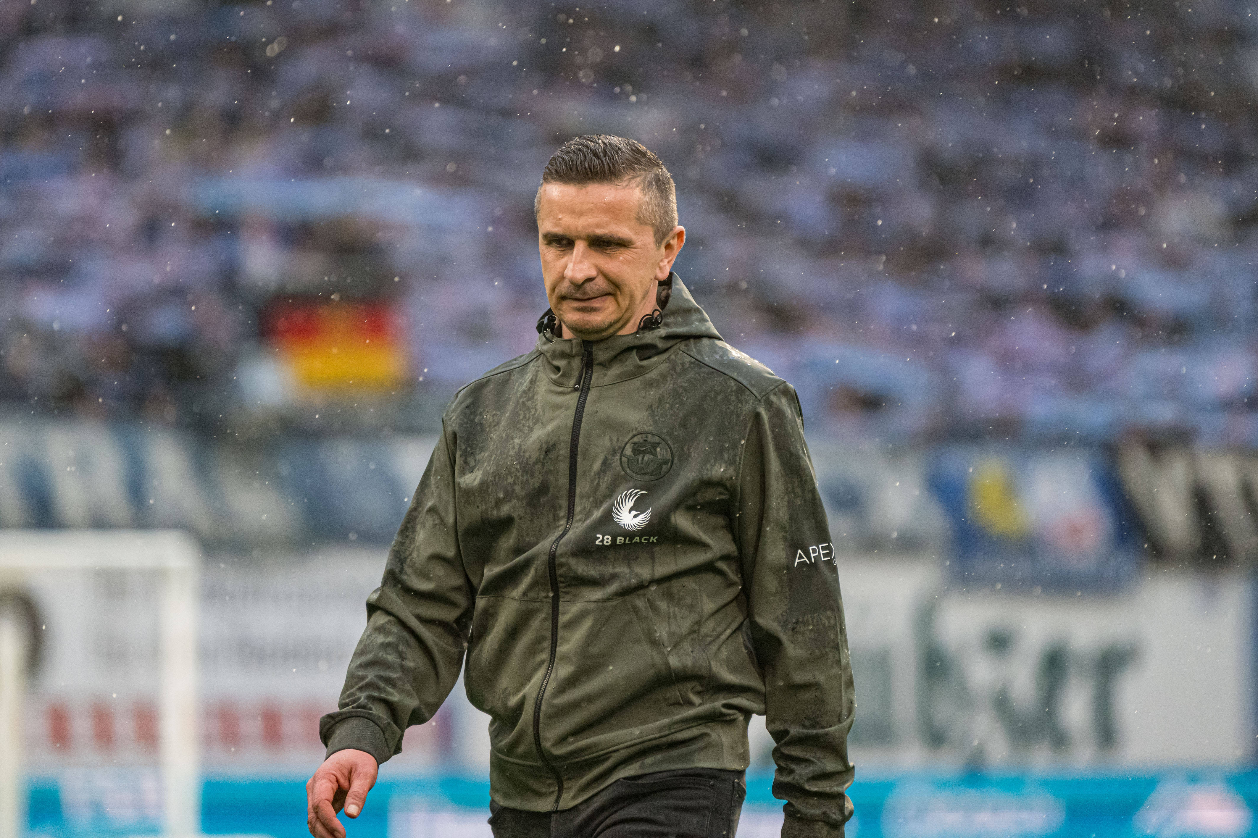 Hansa-Coach Mersad Selimbegović vor dem Rostocker Block.