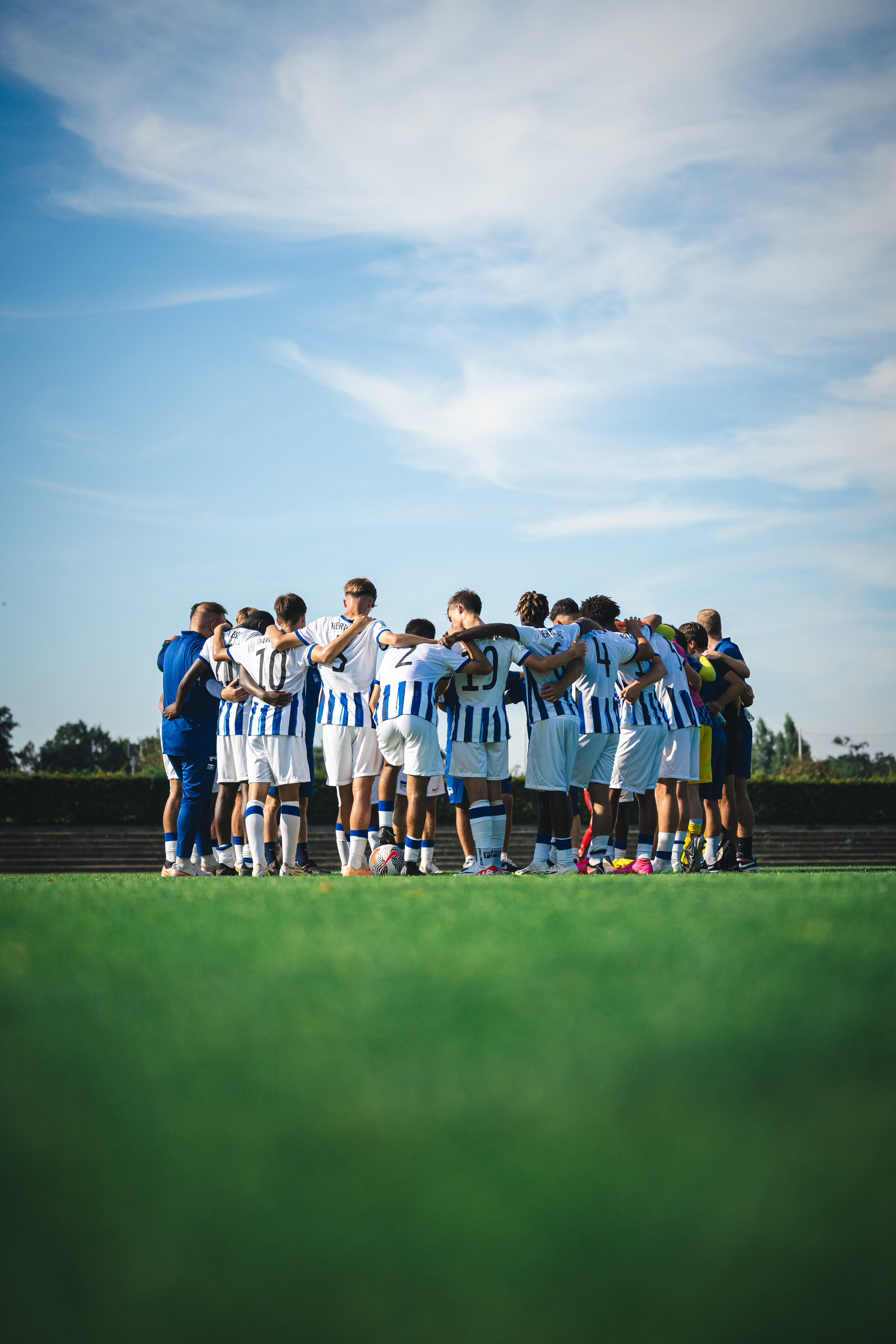 Unsere U17 formiert sich zu einem Kreis.