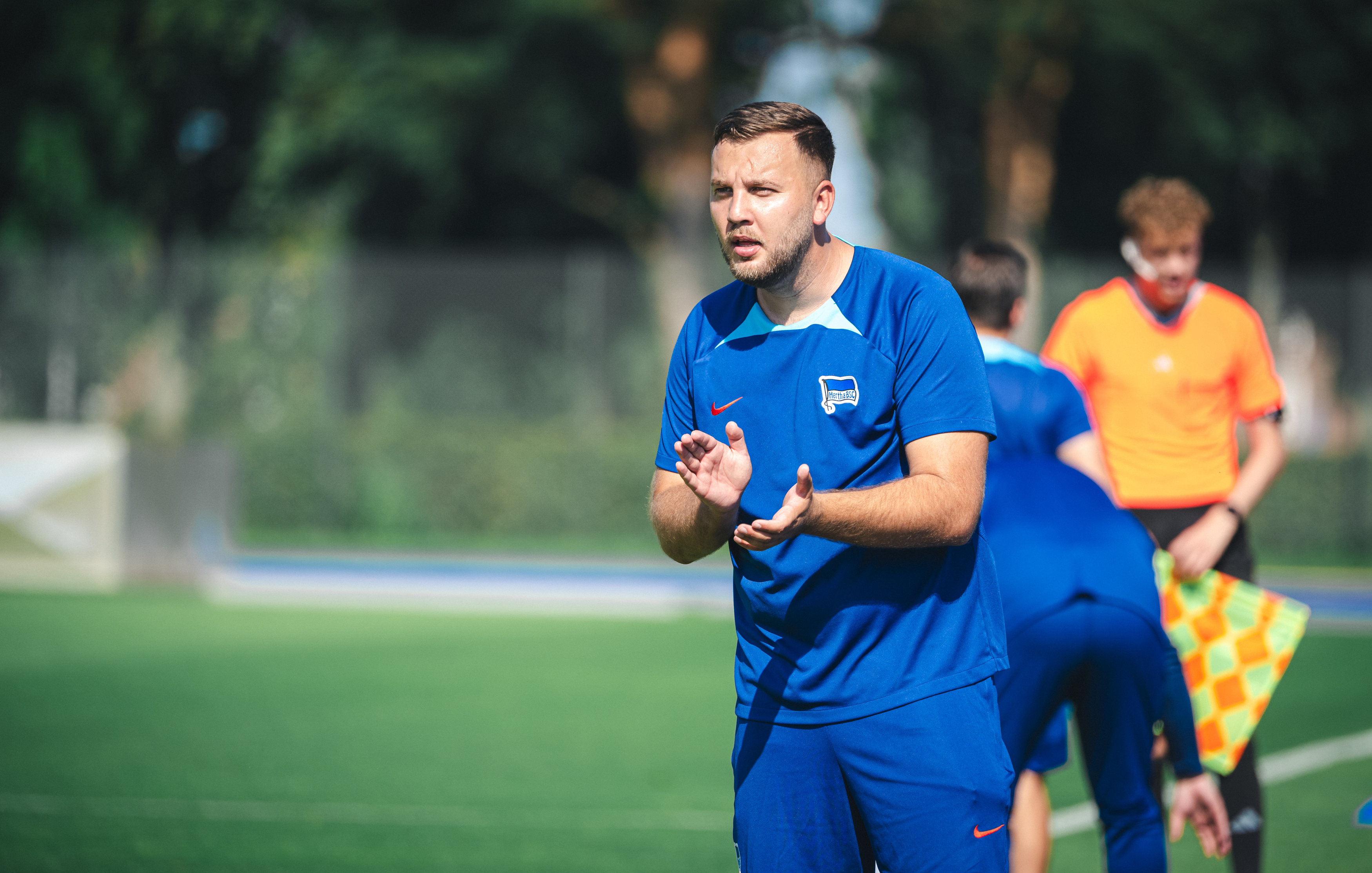 Rejhan Hasanović pusht sein Team vom Spielfeldrand.