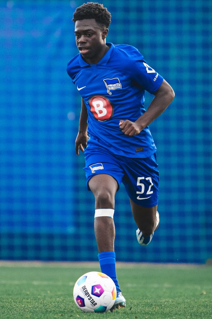 Boris Mamuzah Lum beim Testspiel unserer Profis gegen Mechelen am Ball.