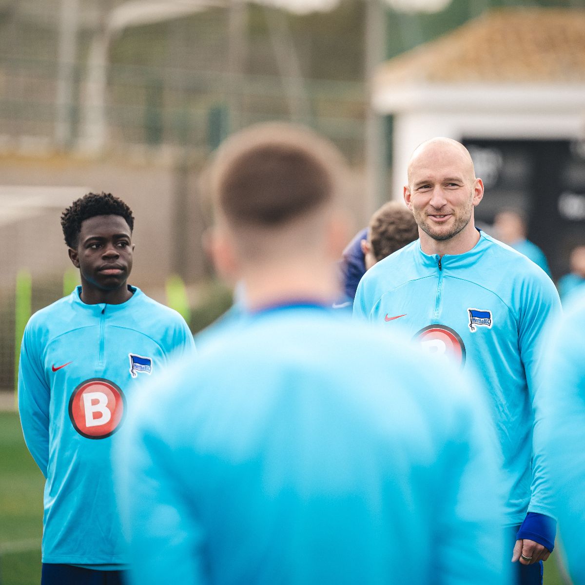 Boris Mamuzah Lum beim Profi-Trainingslager neben Toni Leistner.