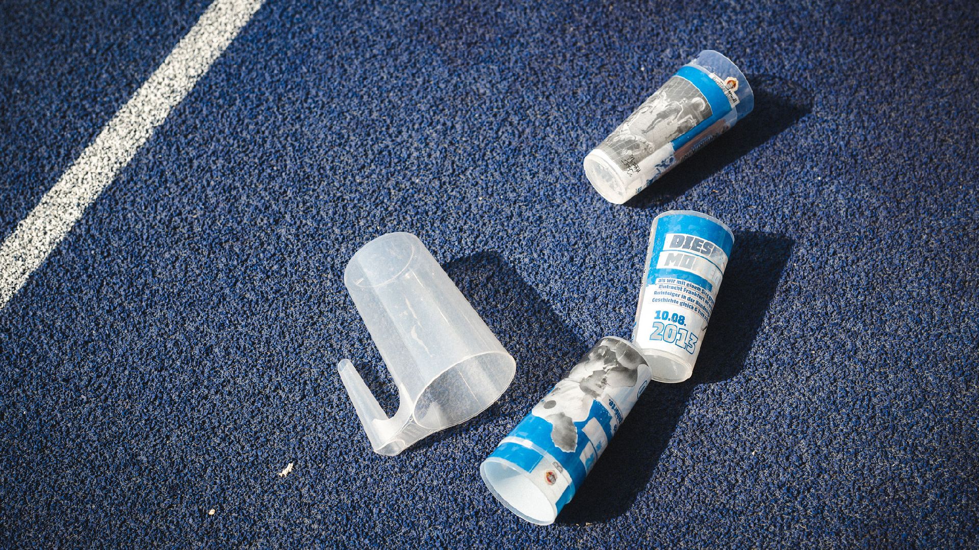 Becher auf der Tartanbahn des Olympiastadions.