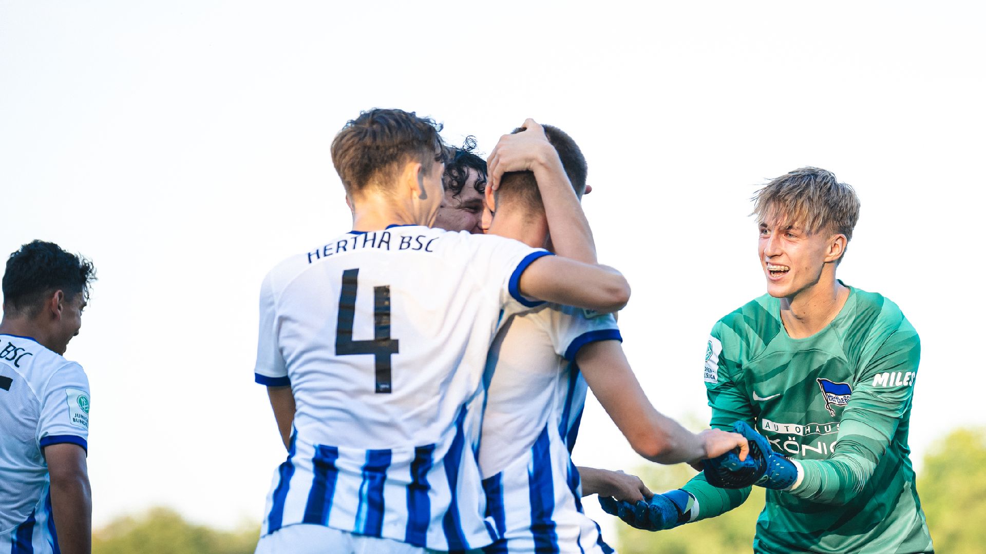 Tim Hoffmann und Tim Goller bejubeln mit den Teamkollegen ein Tor der U19.