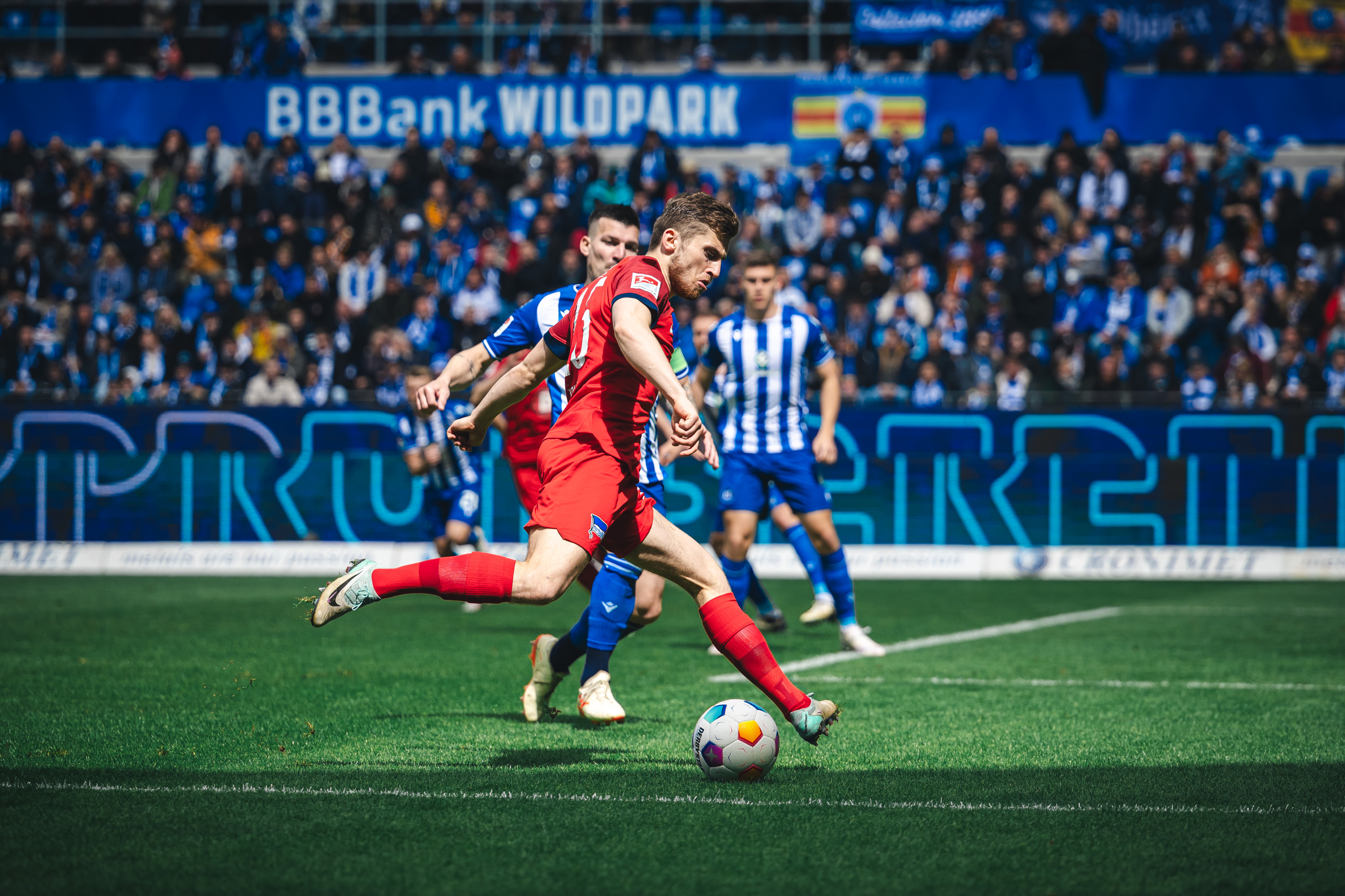 Jonjoe Kenny challenges for the ball against Karlsruhe.