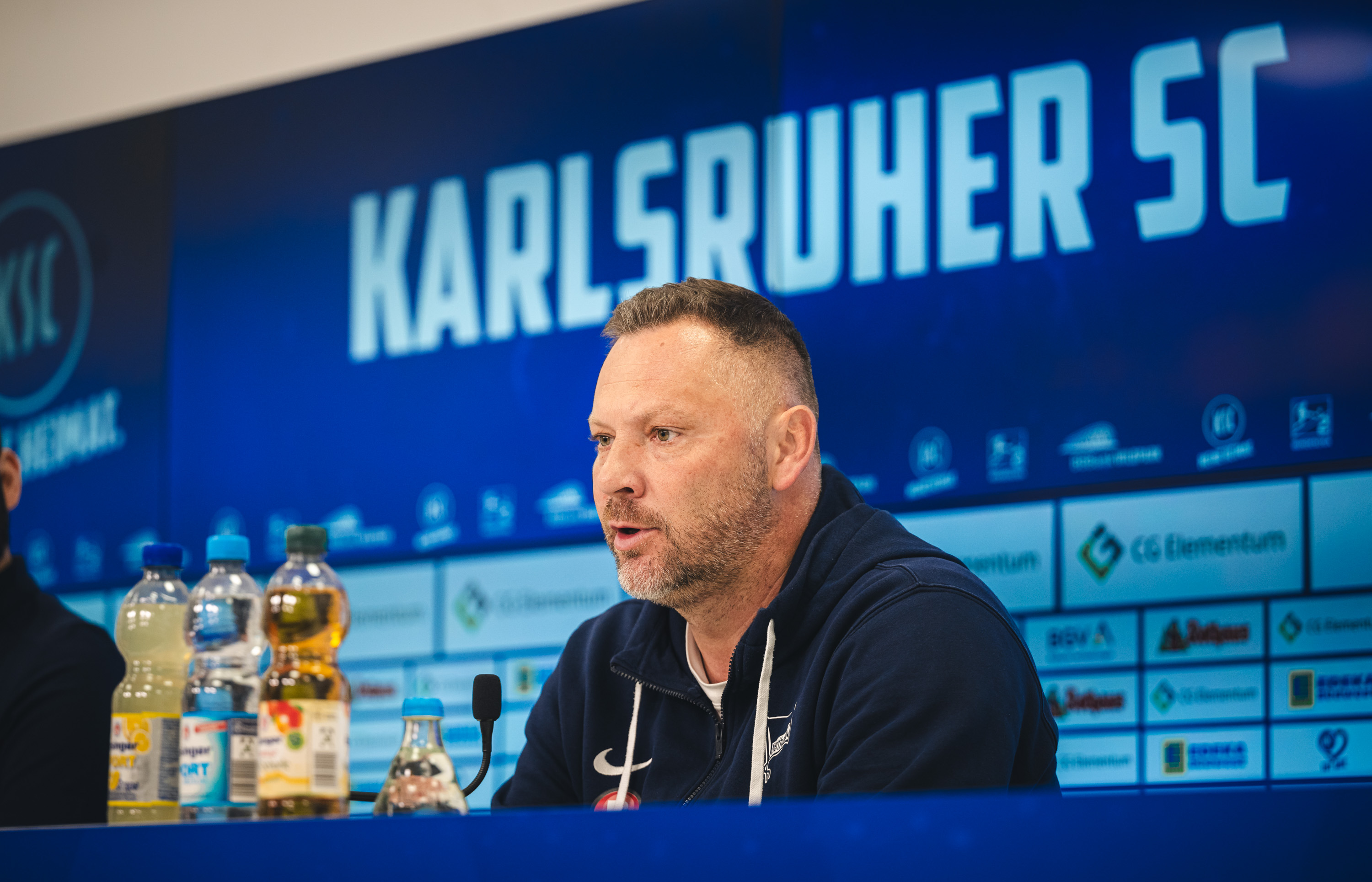 Pál Dárdai auf der Pressekonferenz nach dem Gastspiel in Karlsruhe.