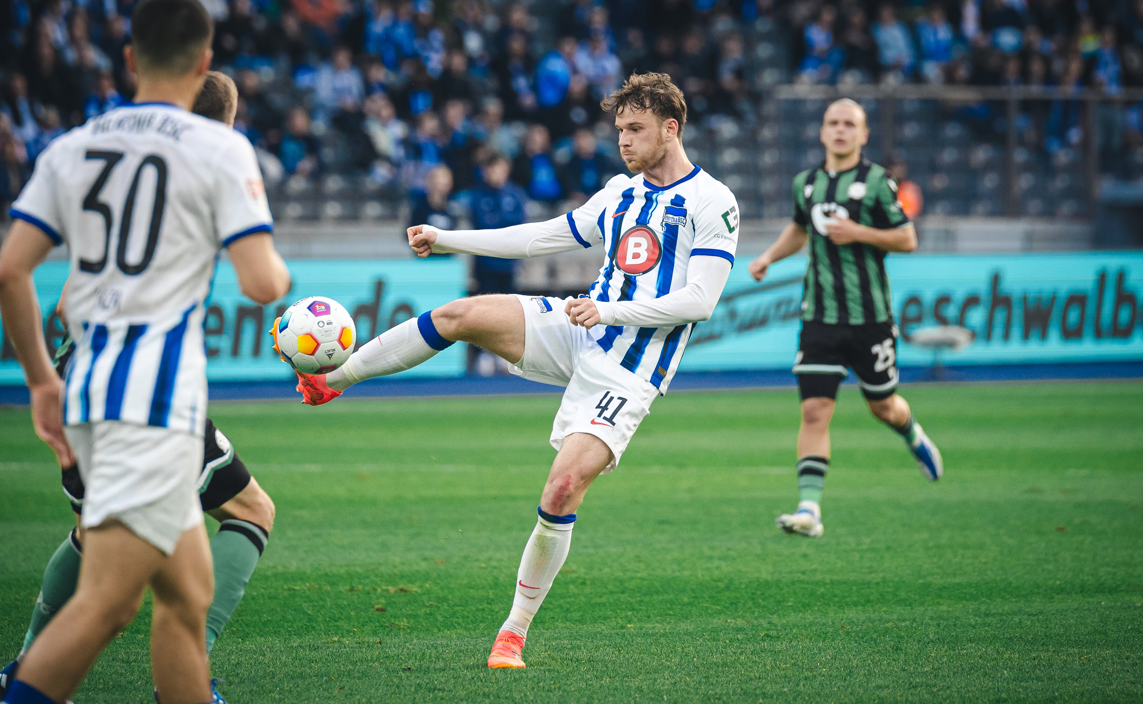 Pascal Klemens plays the ball against Hannover 96.