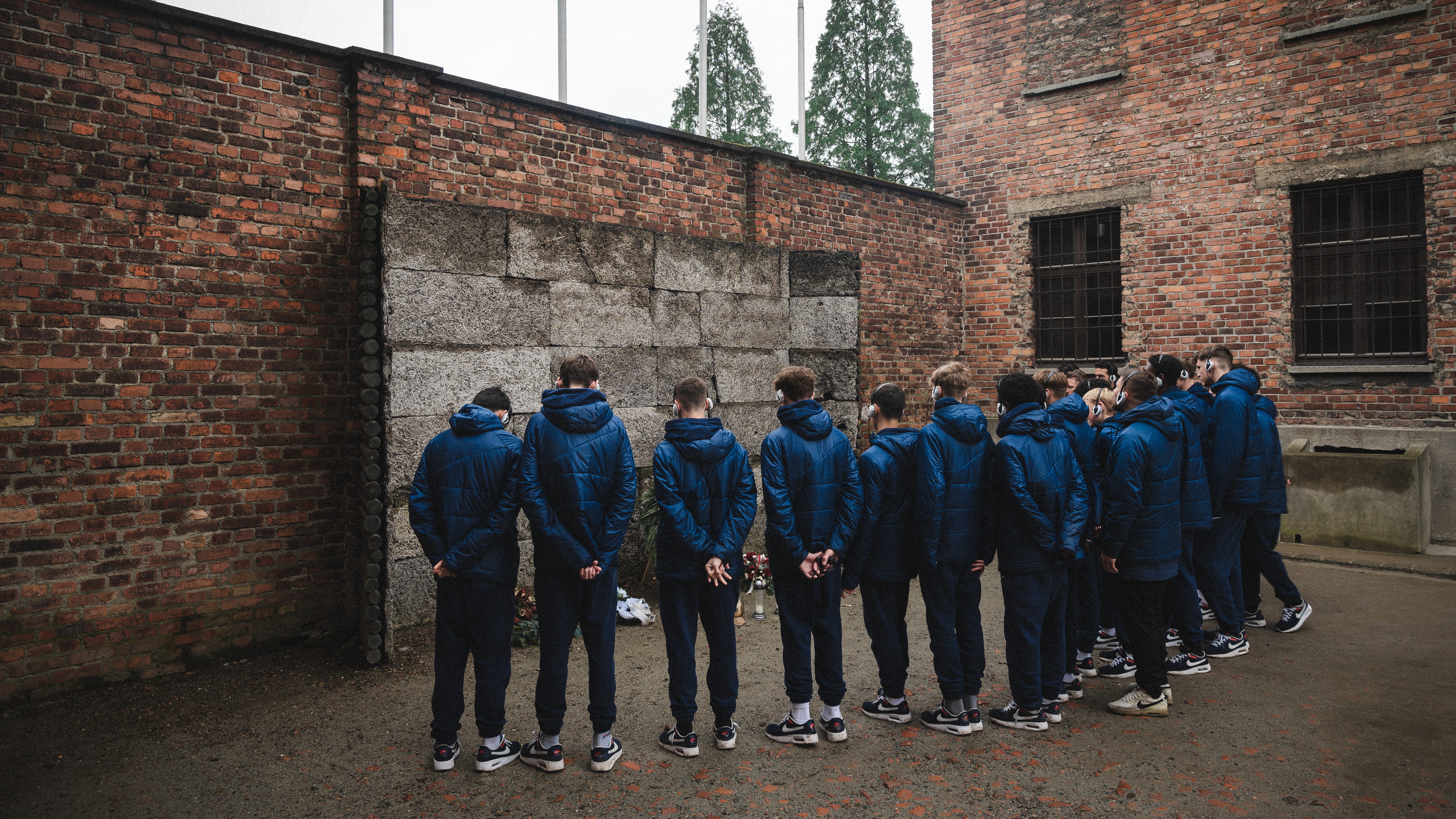 Das Team unserer U15 bei einer Führung in Auschwitz.