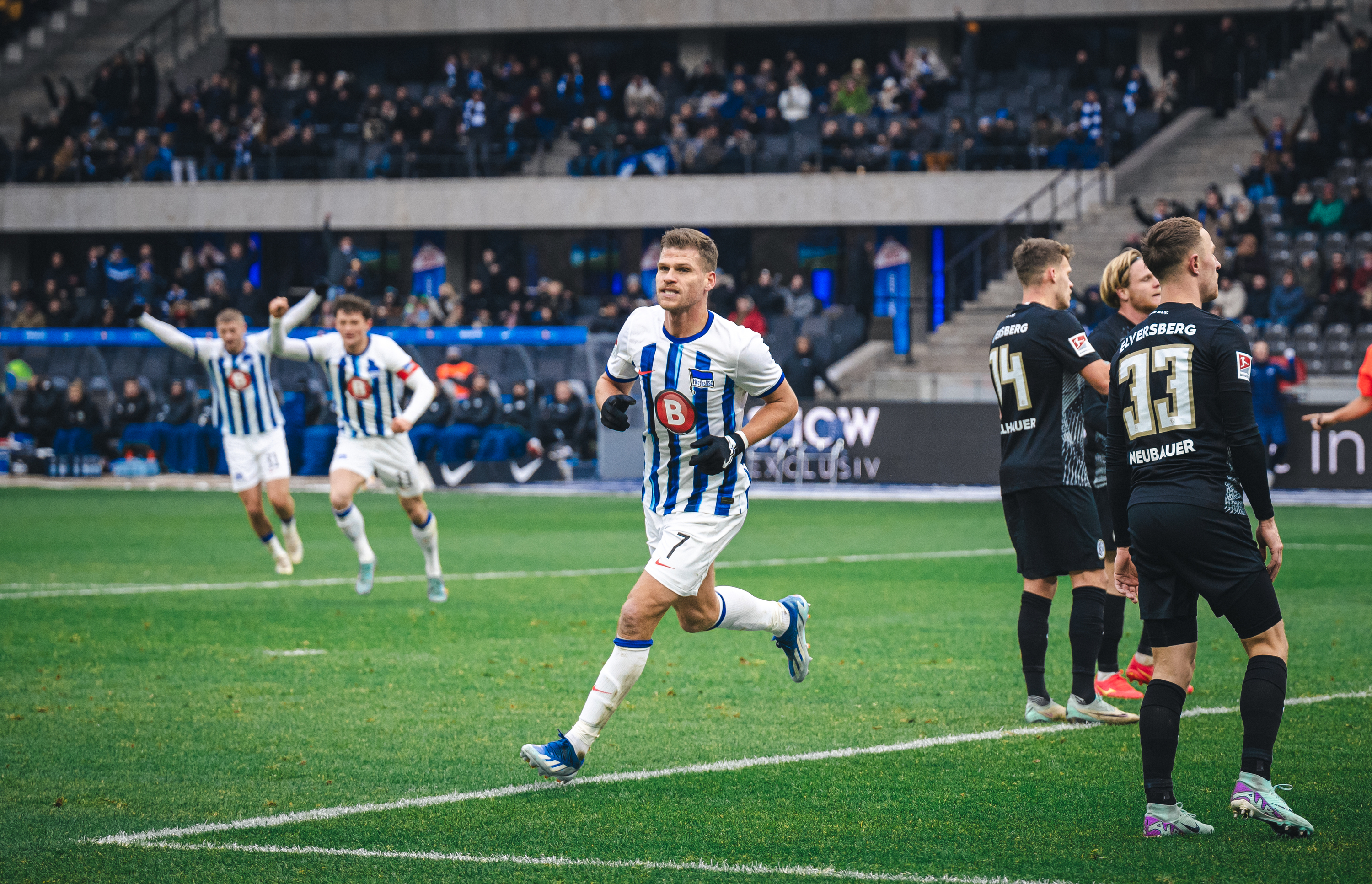 Florian Niederlechner bejubelt ein Tor gegen Elversberg.