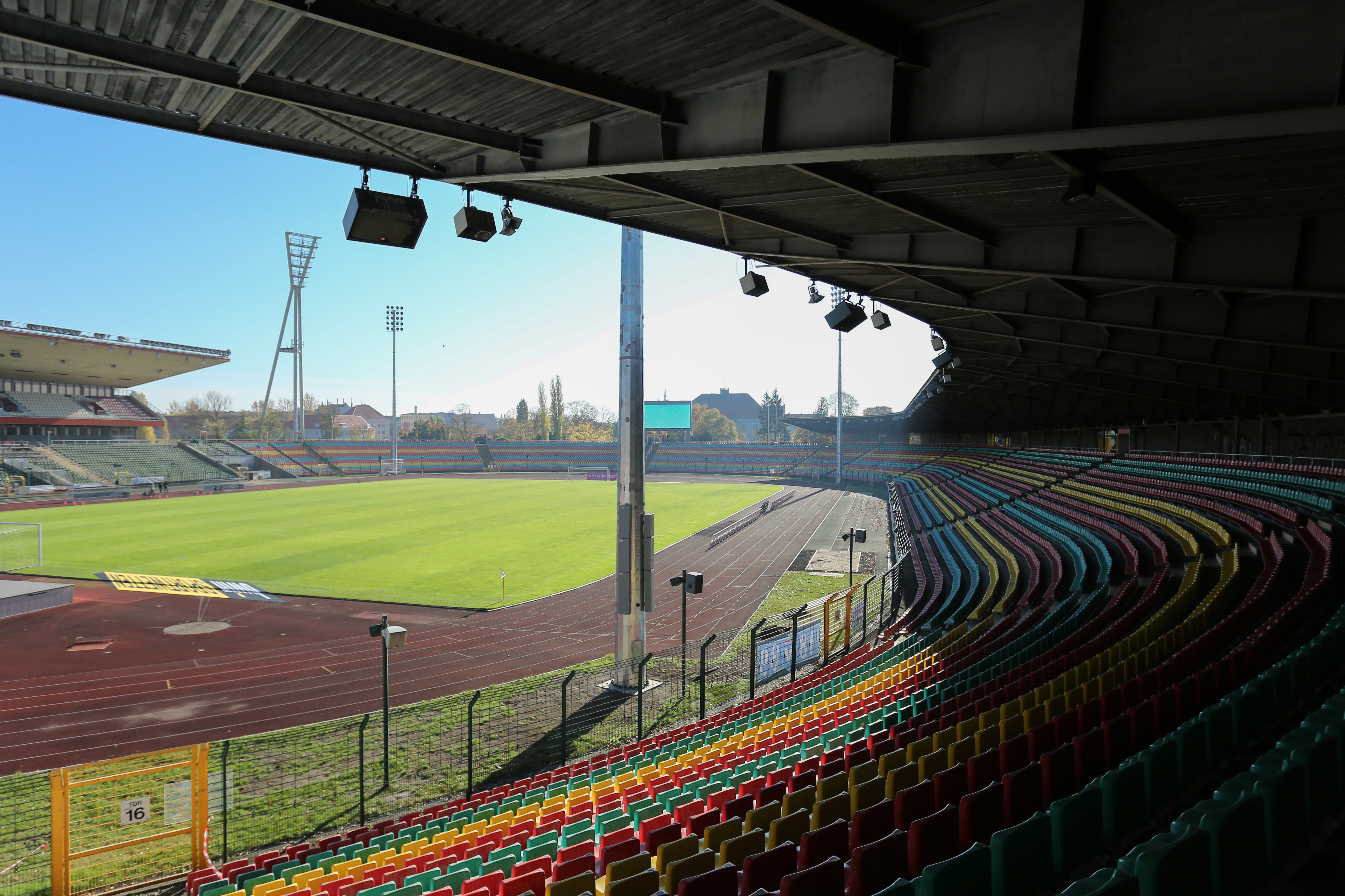 Blick von der Tribüne auf das Spielfeld im Friedrich-Ludwig-Jahn-Sportpark.
