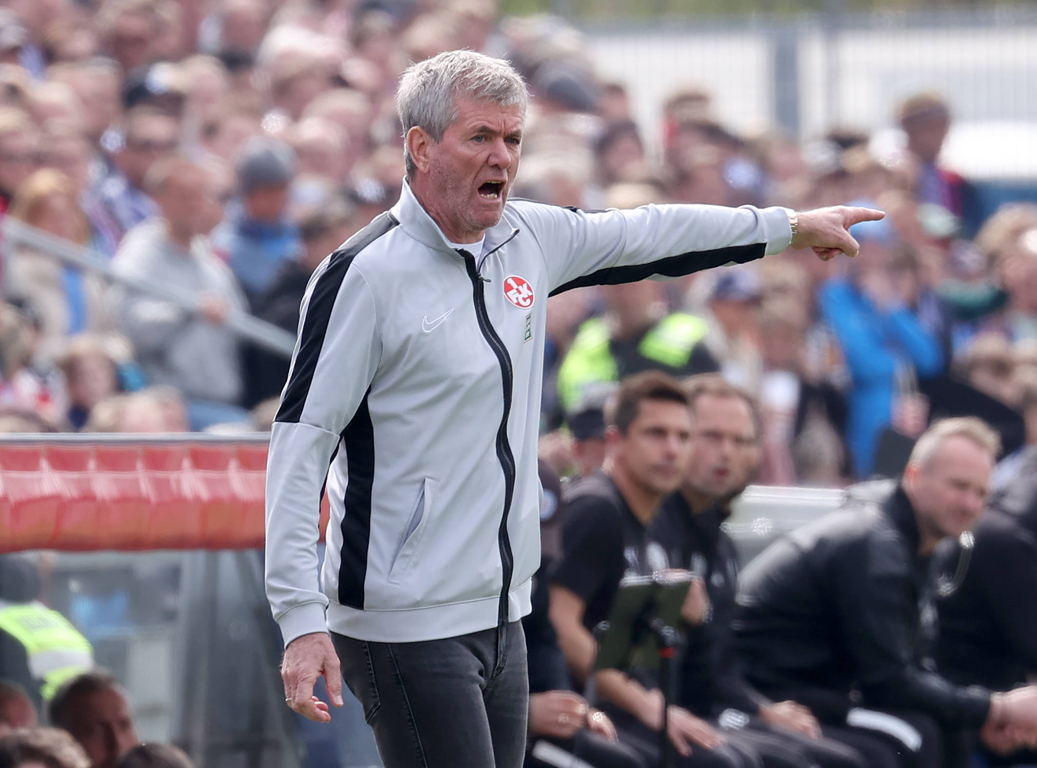 Kaiserslautern-Trainer Friedhelm Funkel gibt Anweisungen.