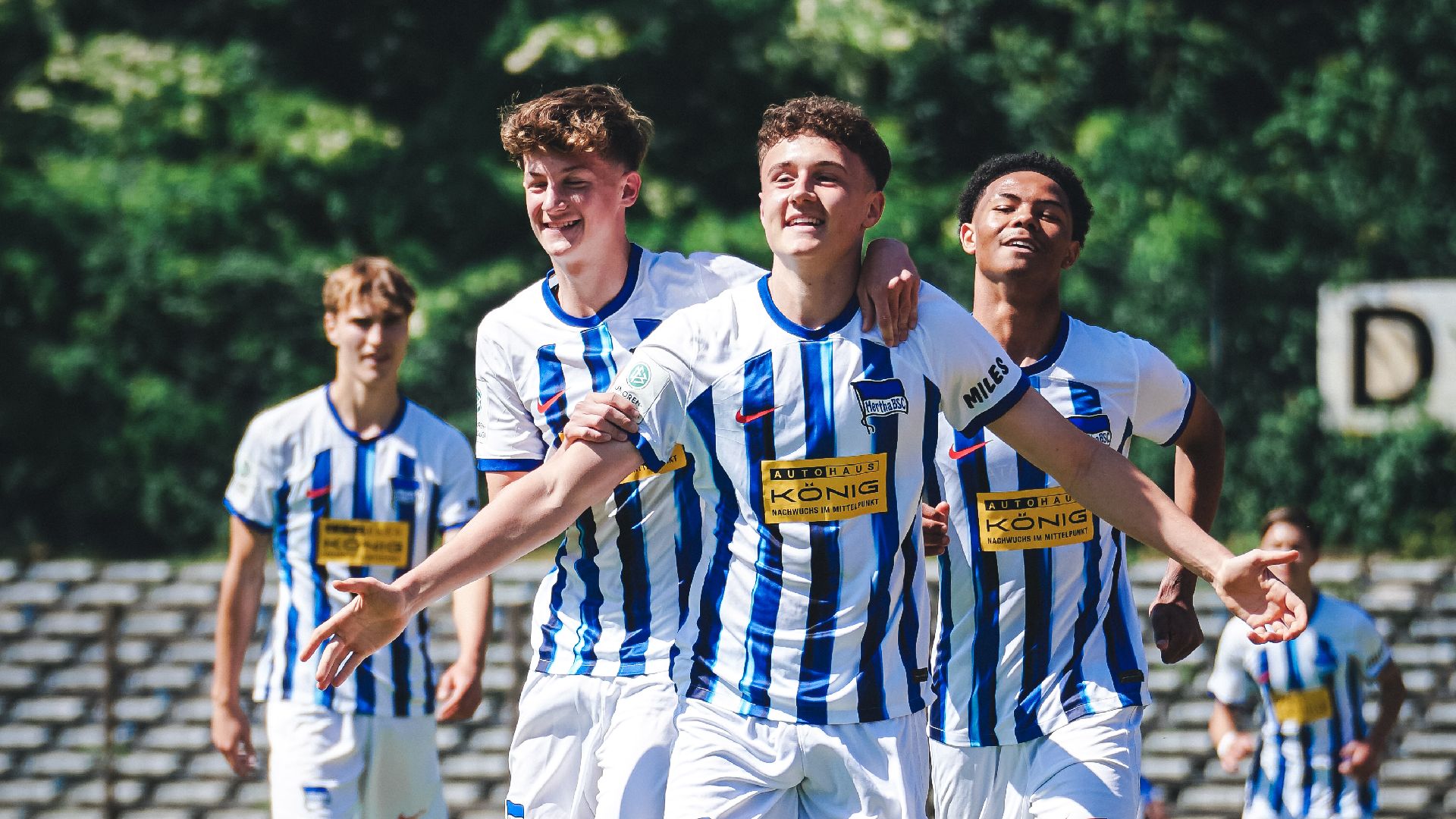 Egor Greber bejubelt mit Teamkollegen einen Treffer.