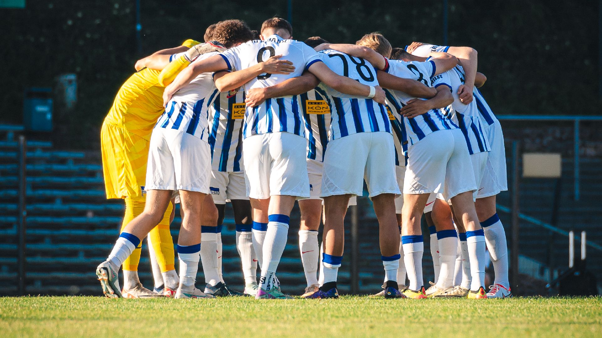 Unsere U19 formiert sich zum Mannschaftskreis.