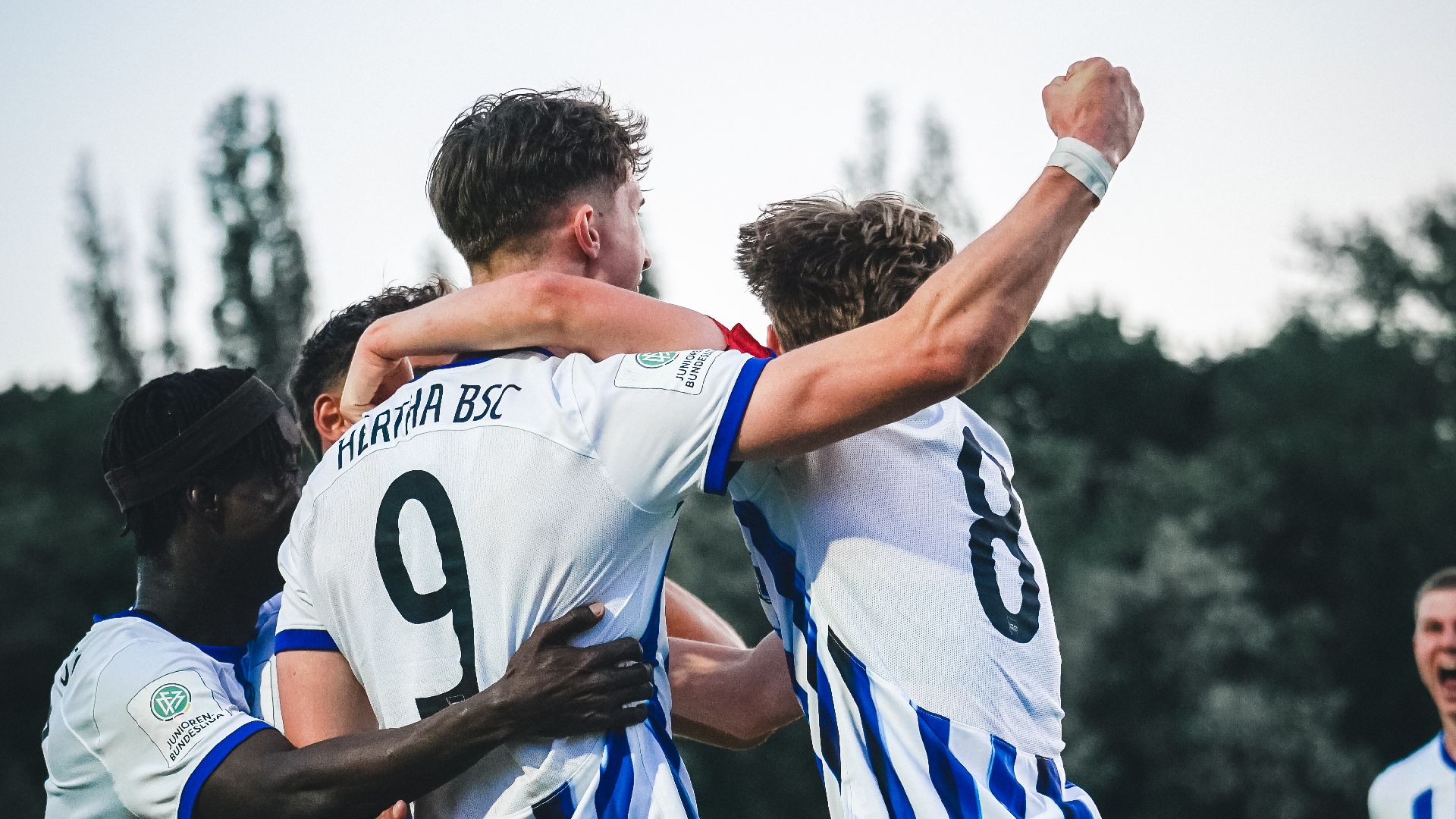 Unsere U19 bejubelt einen Treffer.