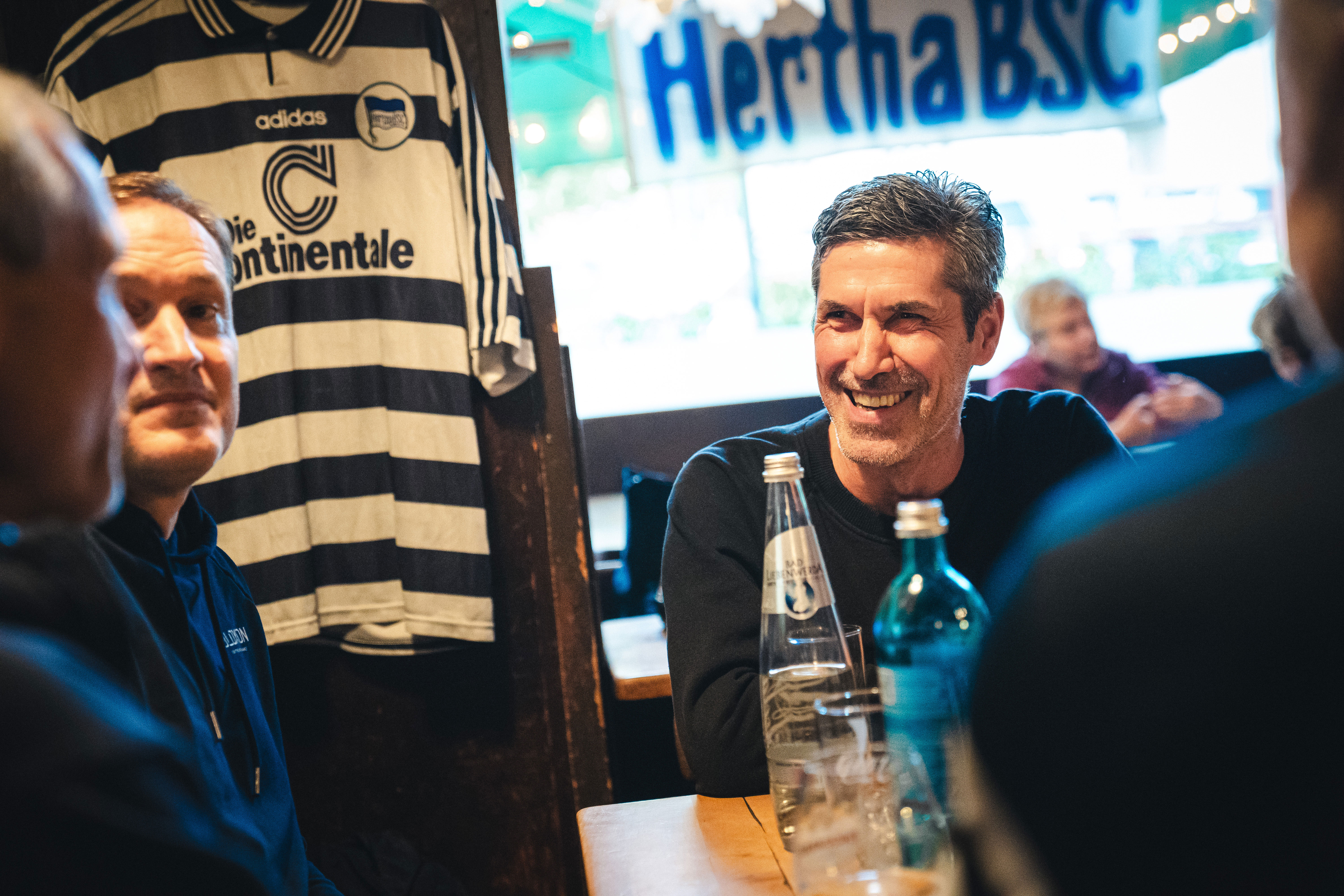 Andreas Schmidt und Sixten Veit unterhalten sich lachend mit Hendrik Herzog.