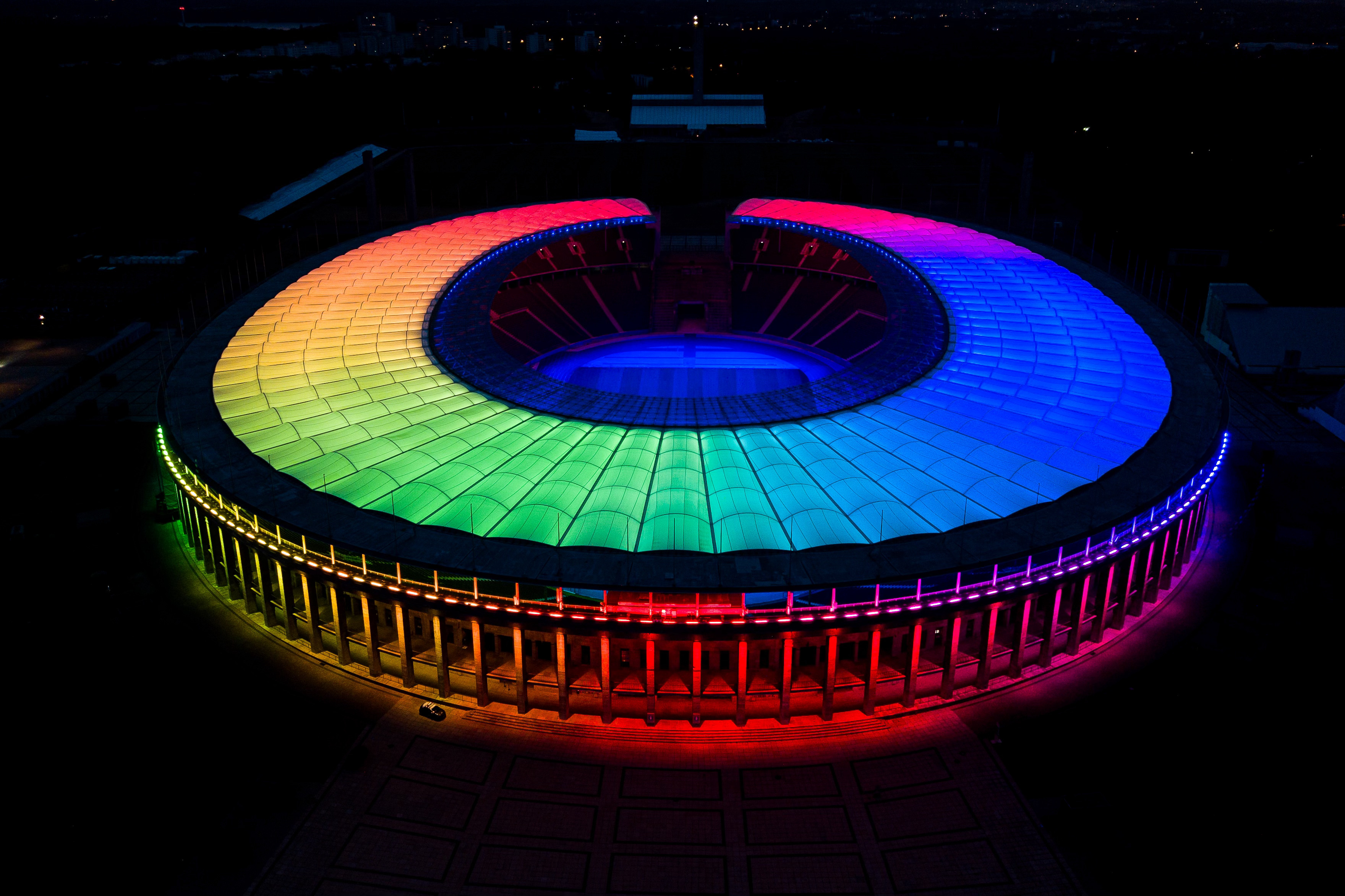 Das Olympiastadion angestrahlt in Regenbogenfarben.