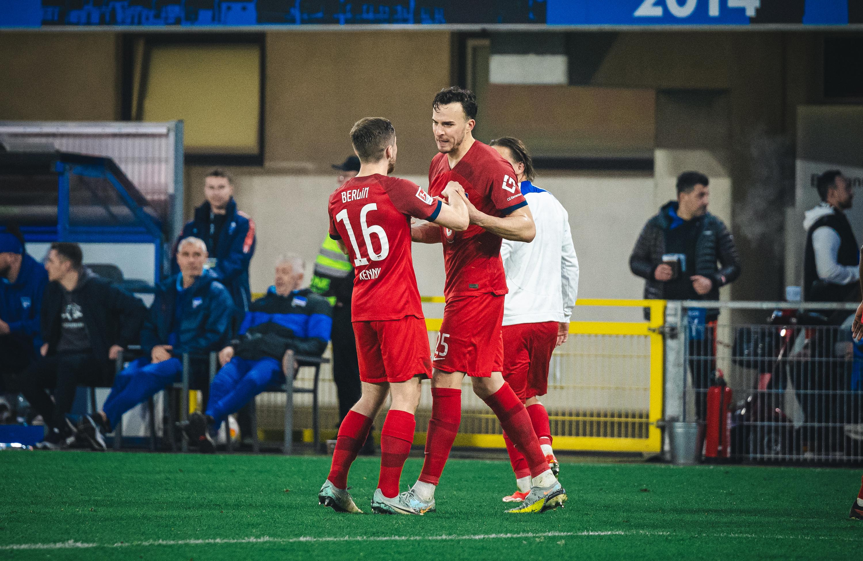 Jonjoe Kenny und Haris Tabaković klatschen ab.