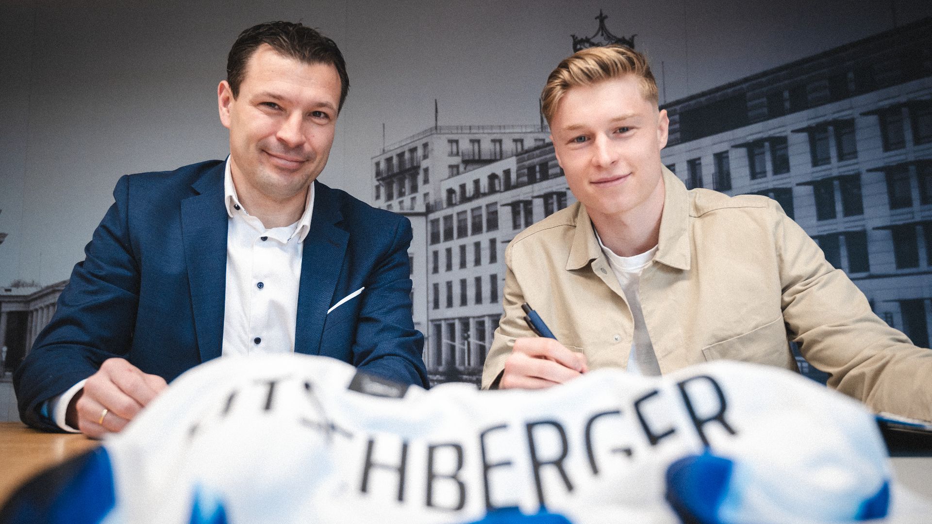 Benjamin Weber und Julian Eitschberger bei der Vertragsunterschrift.