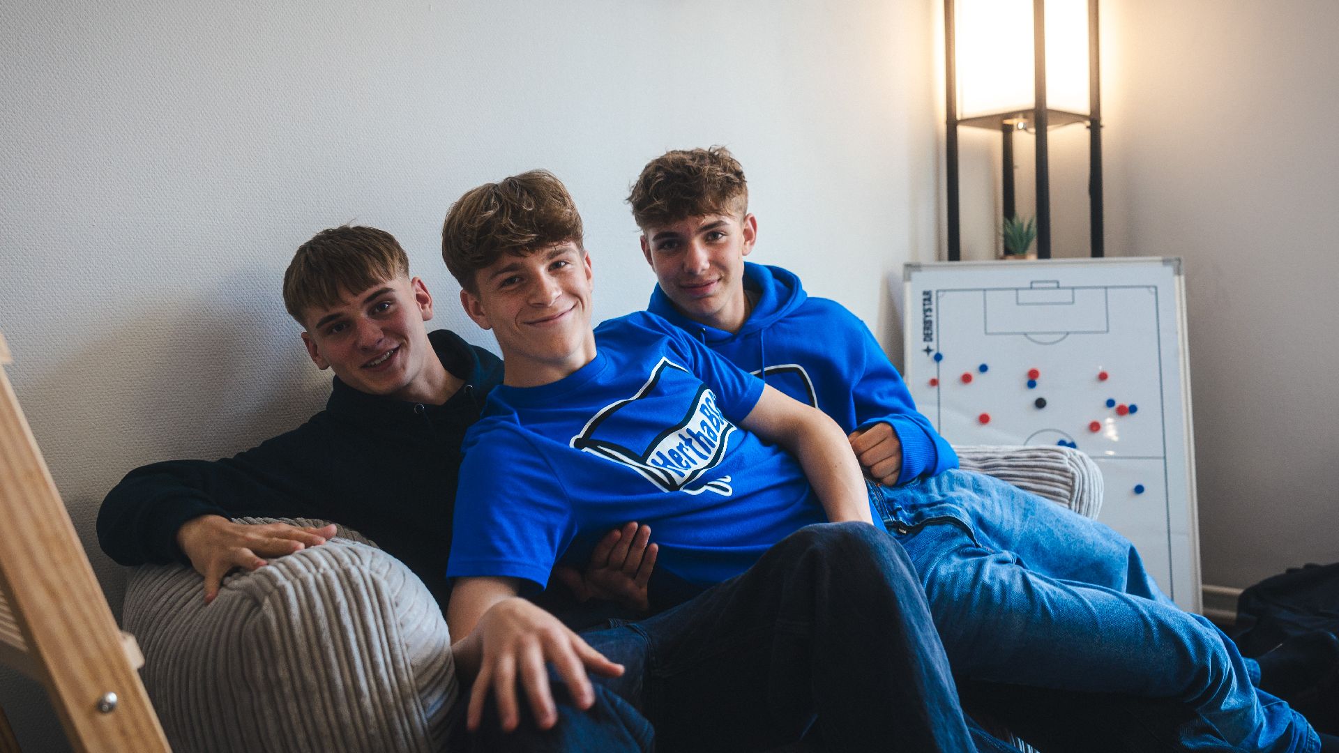 Mayson Grothe, Daniel Mrohs und Kennet Eichhorn im Internatszimmer.