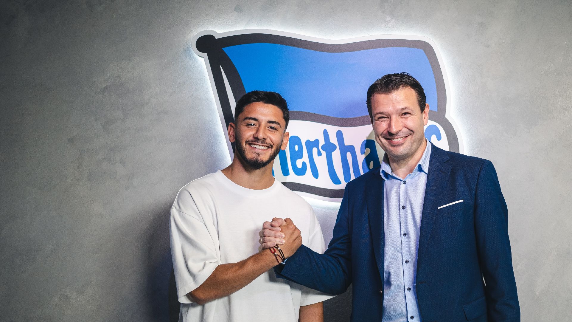Kevin Sessa und Benjamin Weber beim Handschlag.