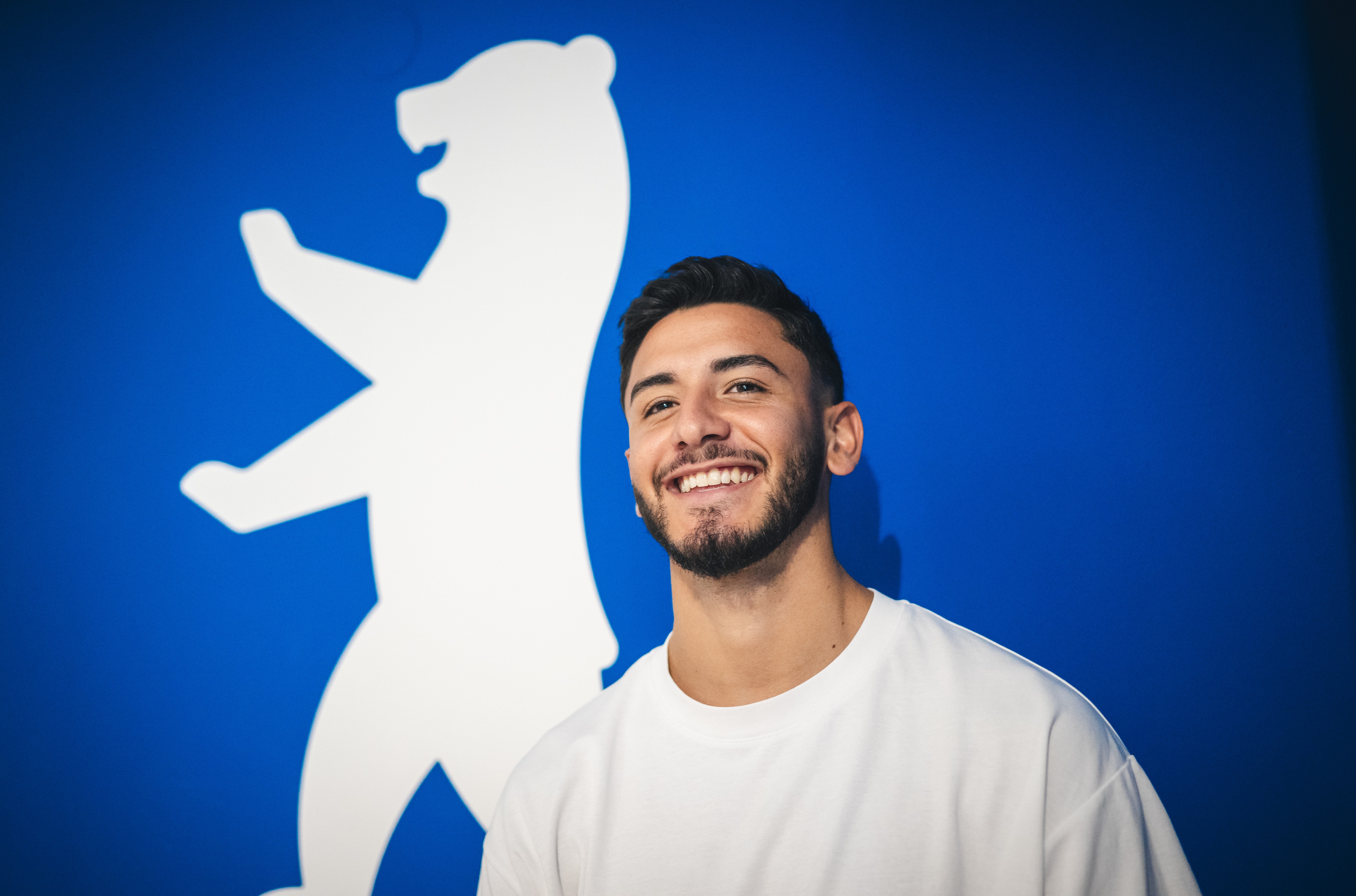 Kevin Sessa vor dem Berliner Bären.