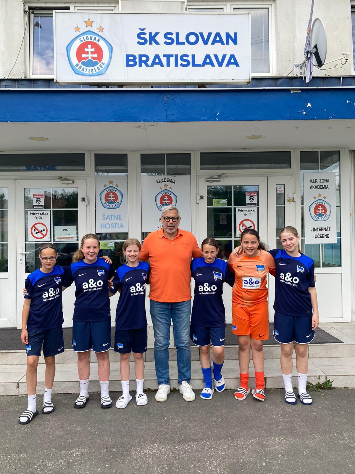 Unsere Herthanerinnen vor den Toren des ŠK Slovan Bratislava.