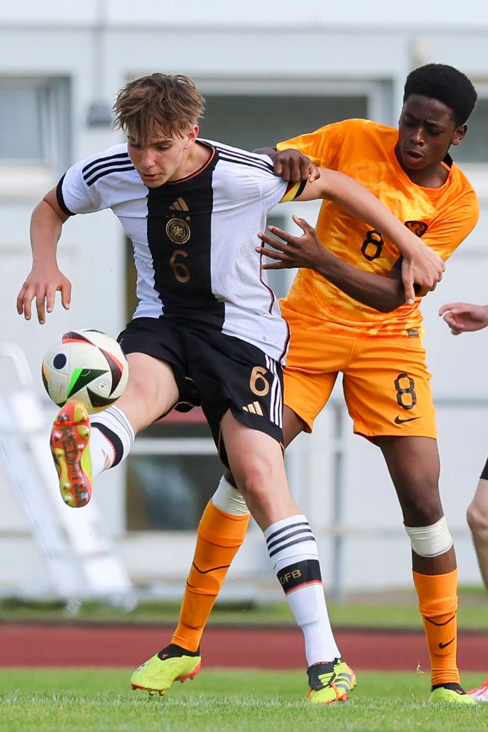 Kennet Eichhorn im Duell mit einem Gegenspieler.