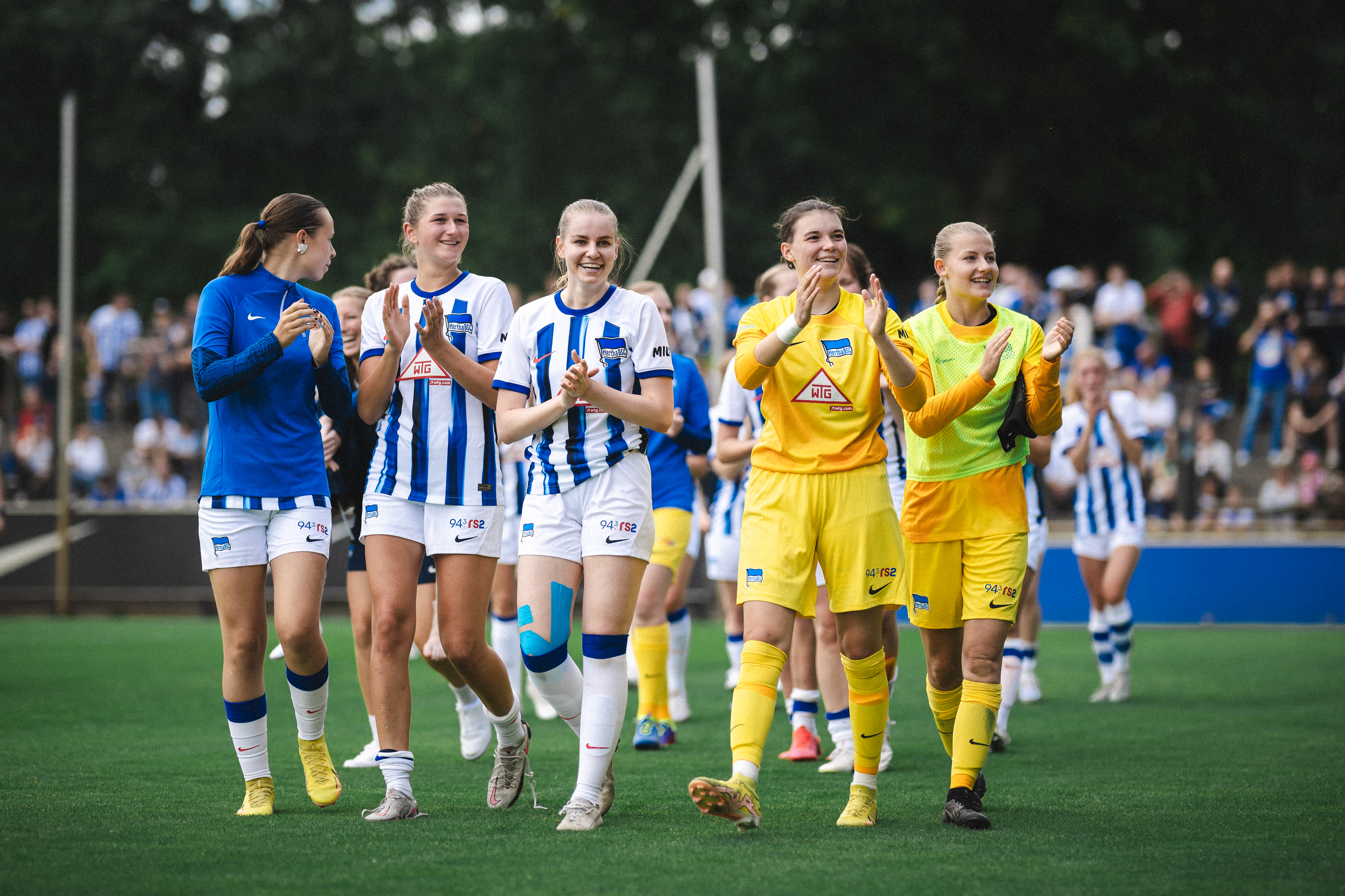 Die 1. Frauen drehen eine Ehrenrunde durch das Stadion.