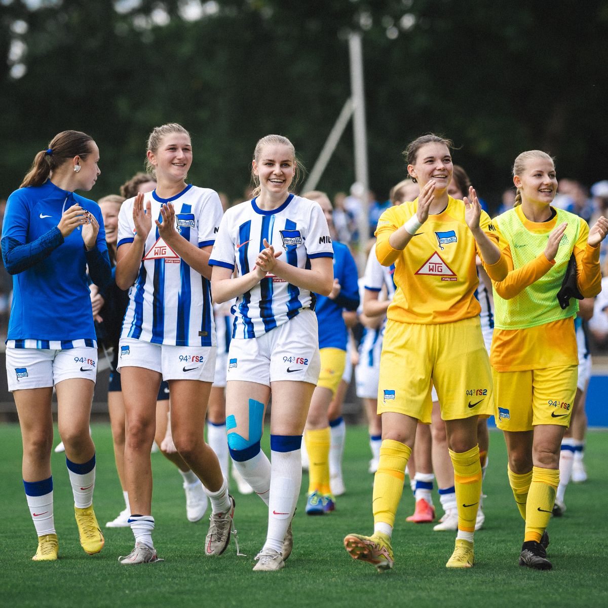 Die 1. Frauen drehen eine Ehrenrunde durch das Stadion.