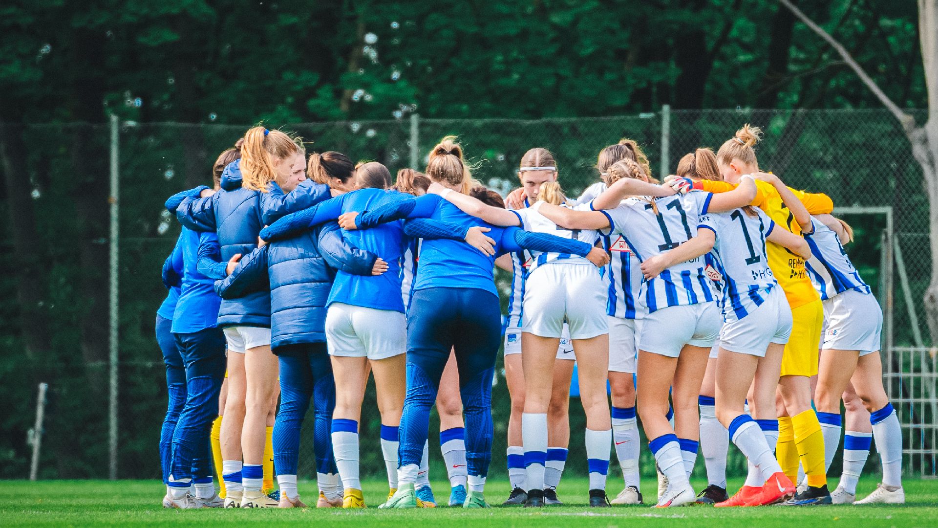 Unsere 1. Frauen bilden einen Kreis.