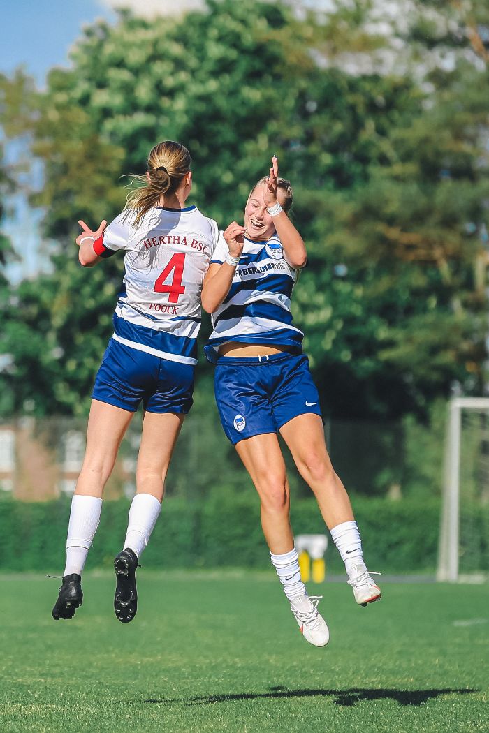 Svenja Poock und Elfie Wellhausen bejubeln einen Treffer.
