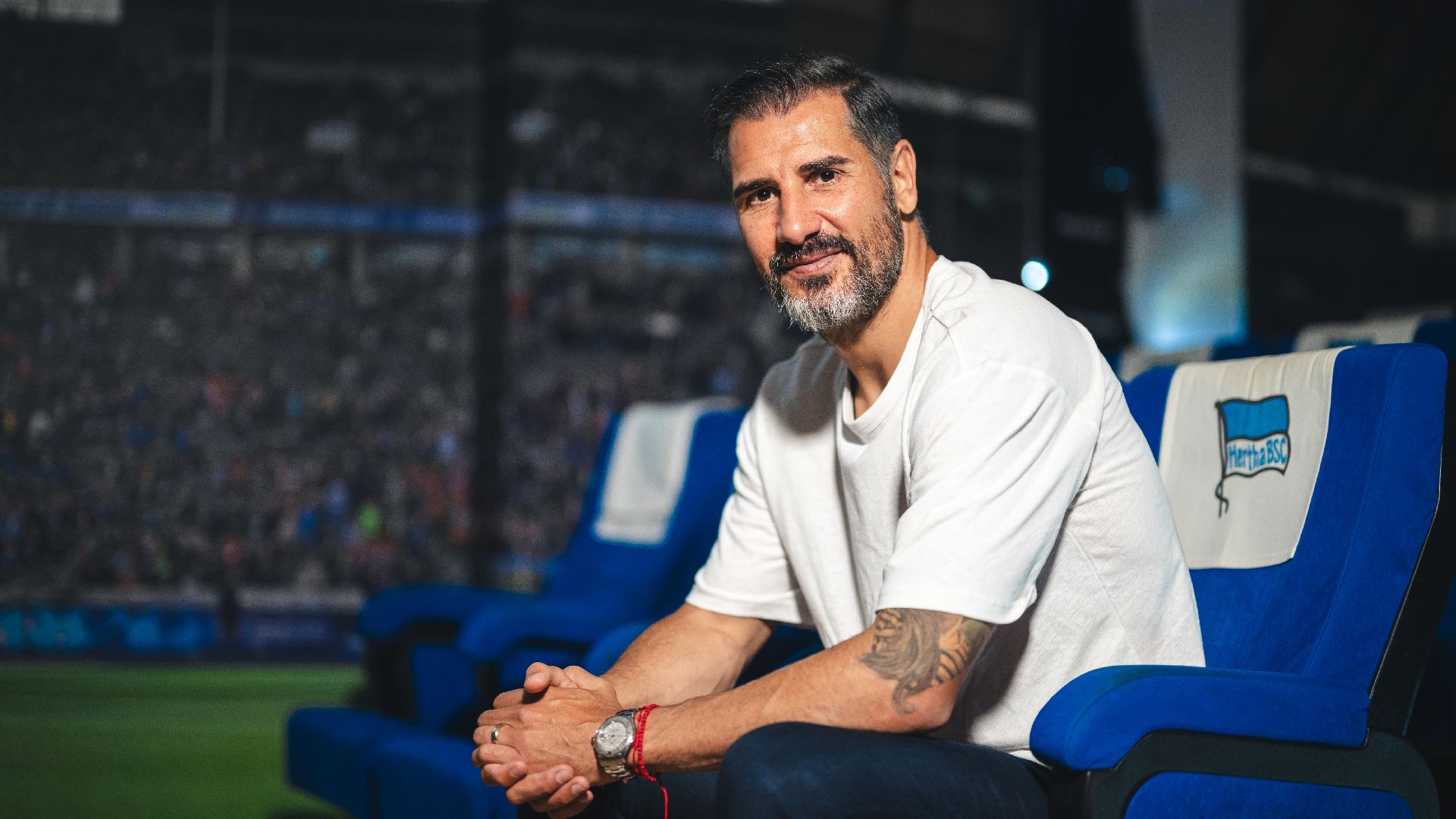Cristian Fiél sitzt im Kino der Akademie.
