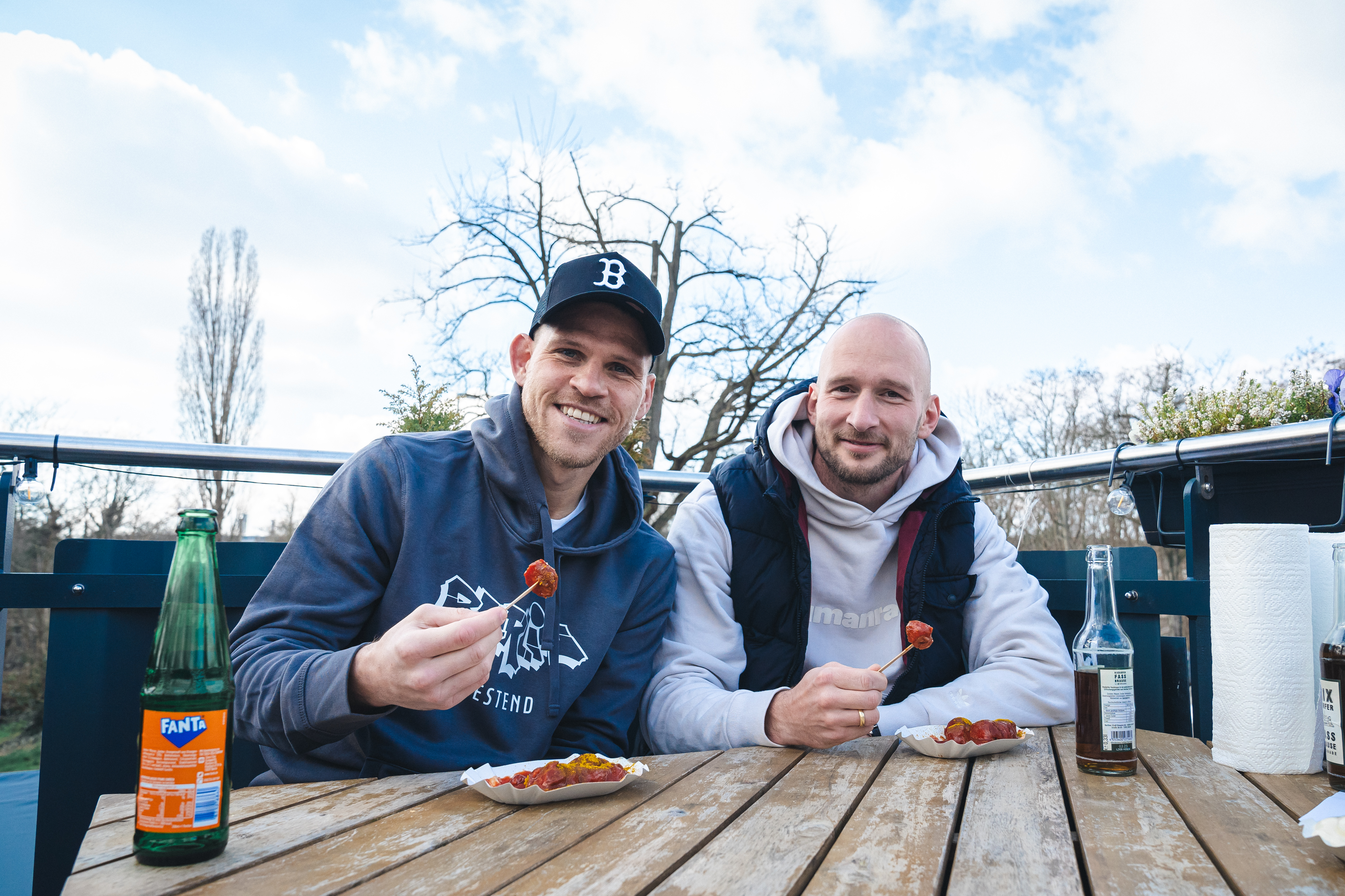 Florian Niederlechner und Toni Leistner essen Currywurst.