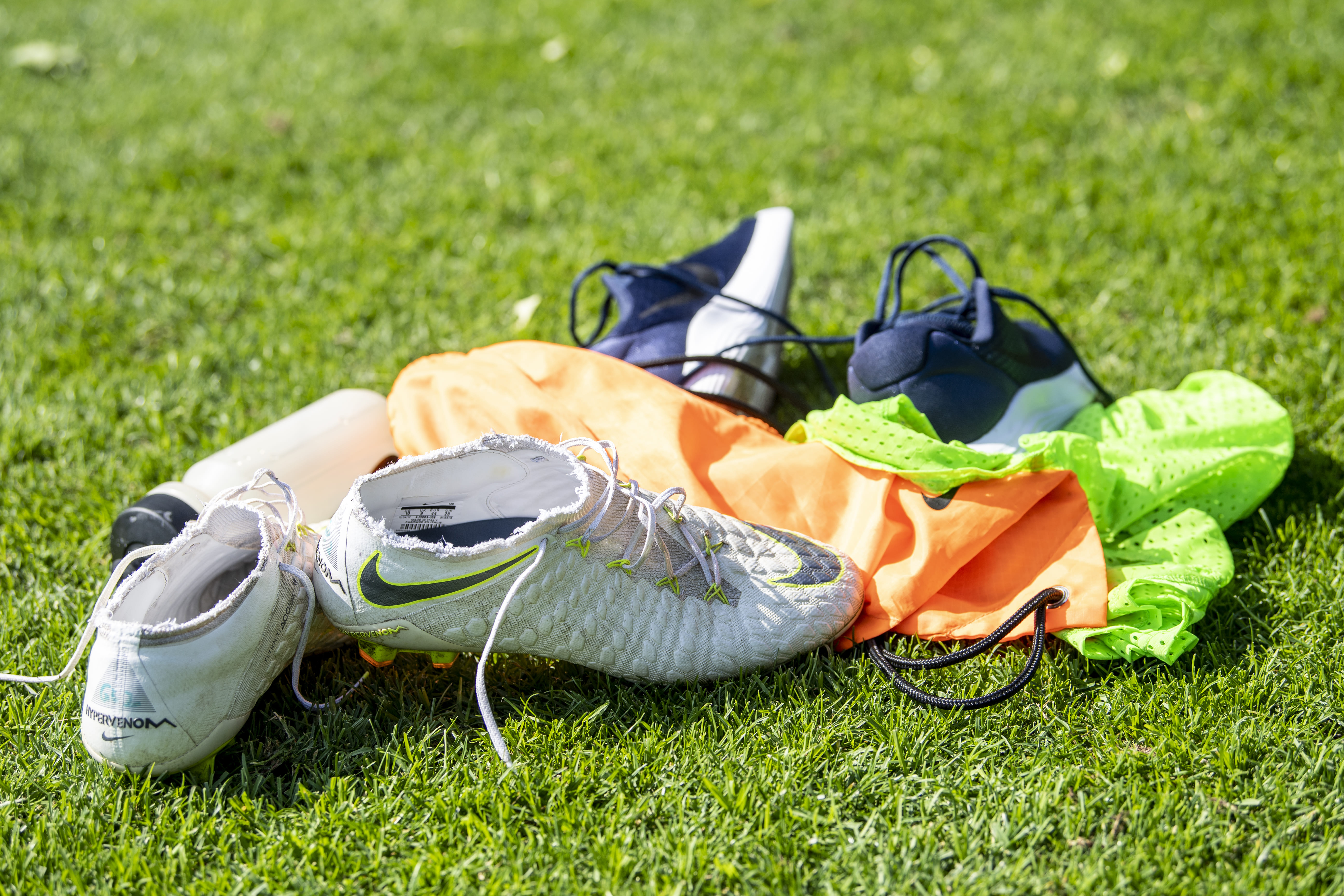 Fußballschuhe auf einem Trainingsplatz.