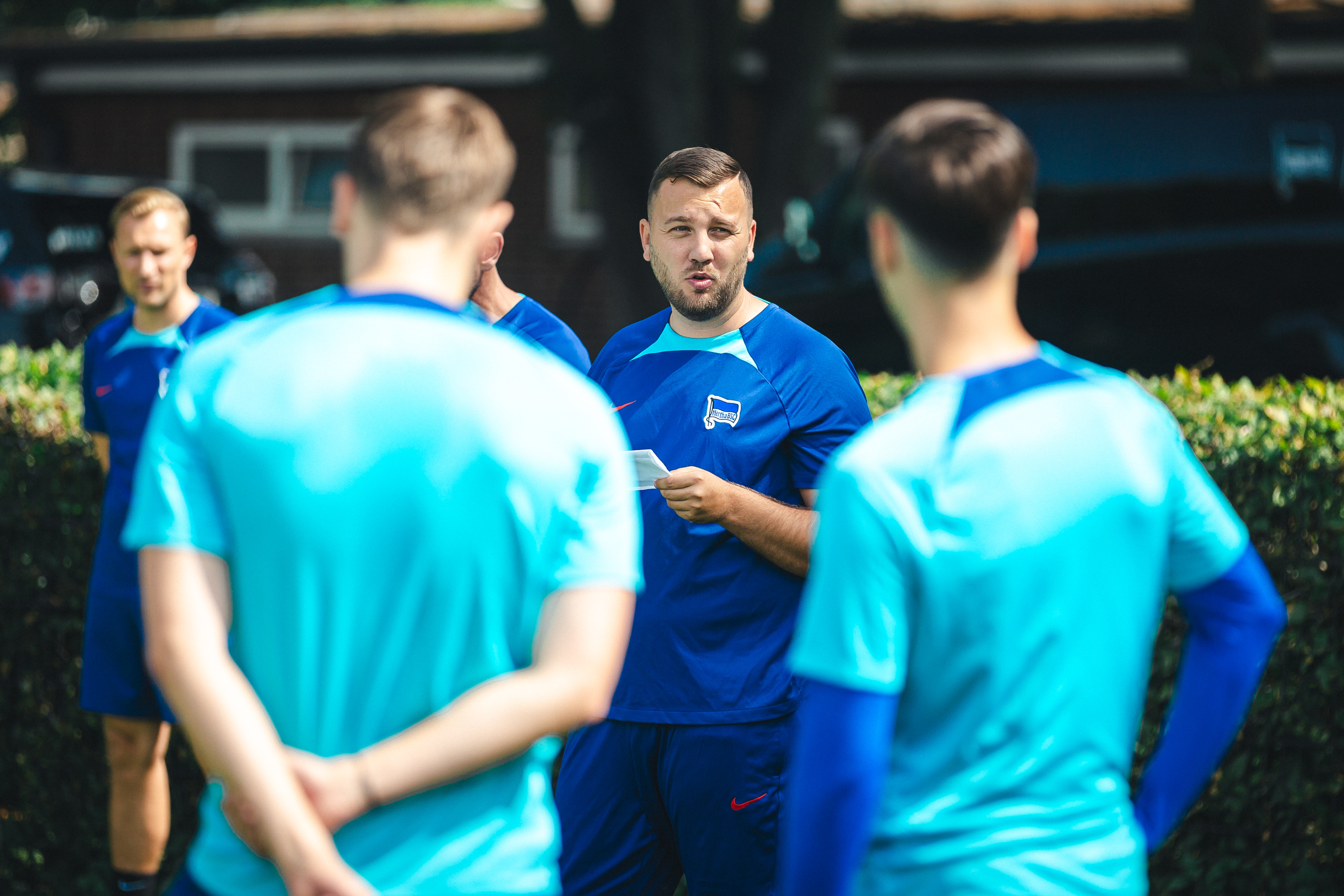 Rejhan Hasanović bei einer Ansprache an seine Mannschaft.