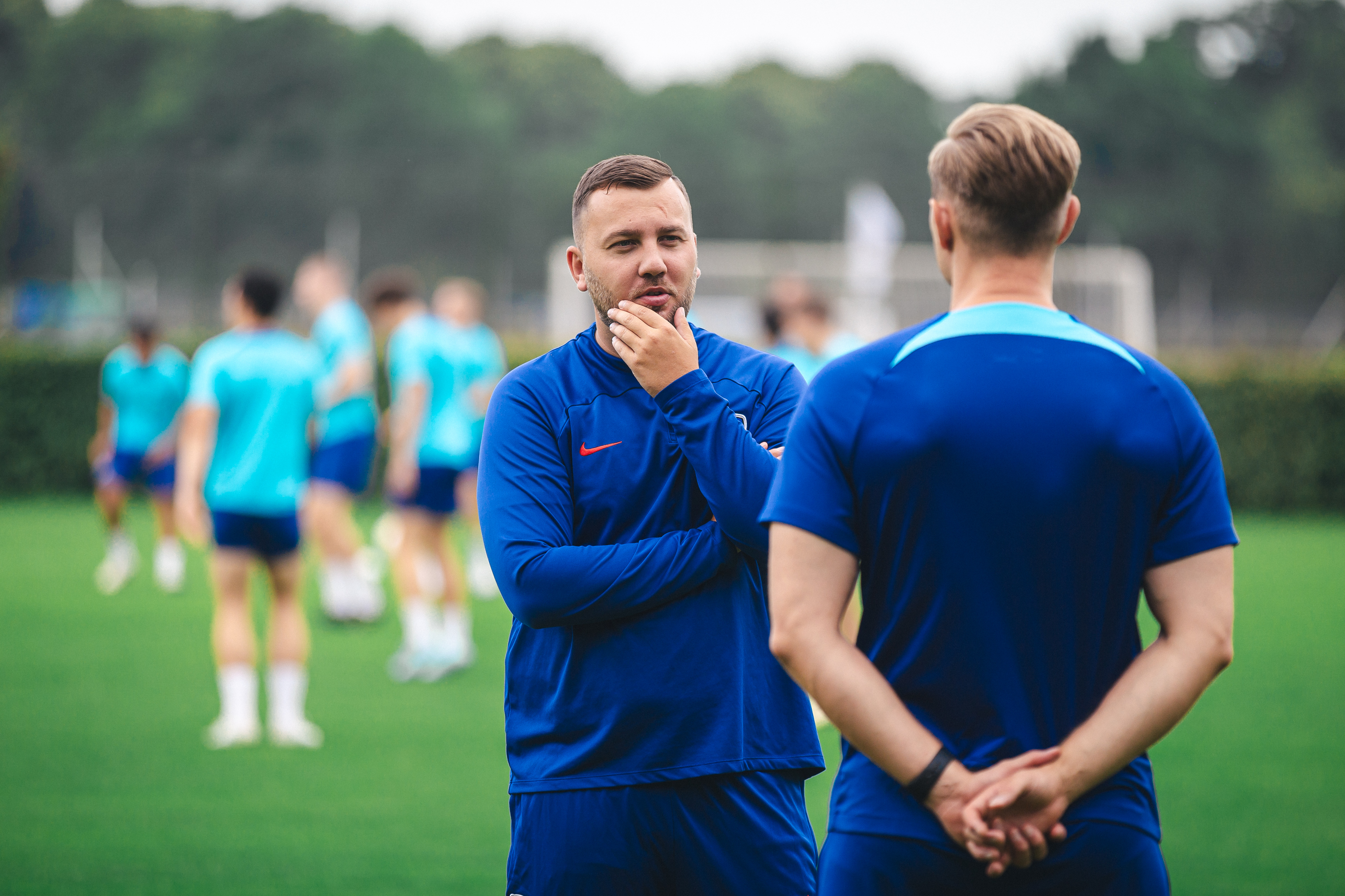 Cheftrainer Rejhan Hasanović spricht mit einem Spieler.